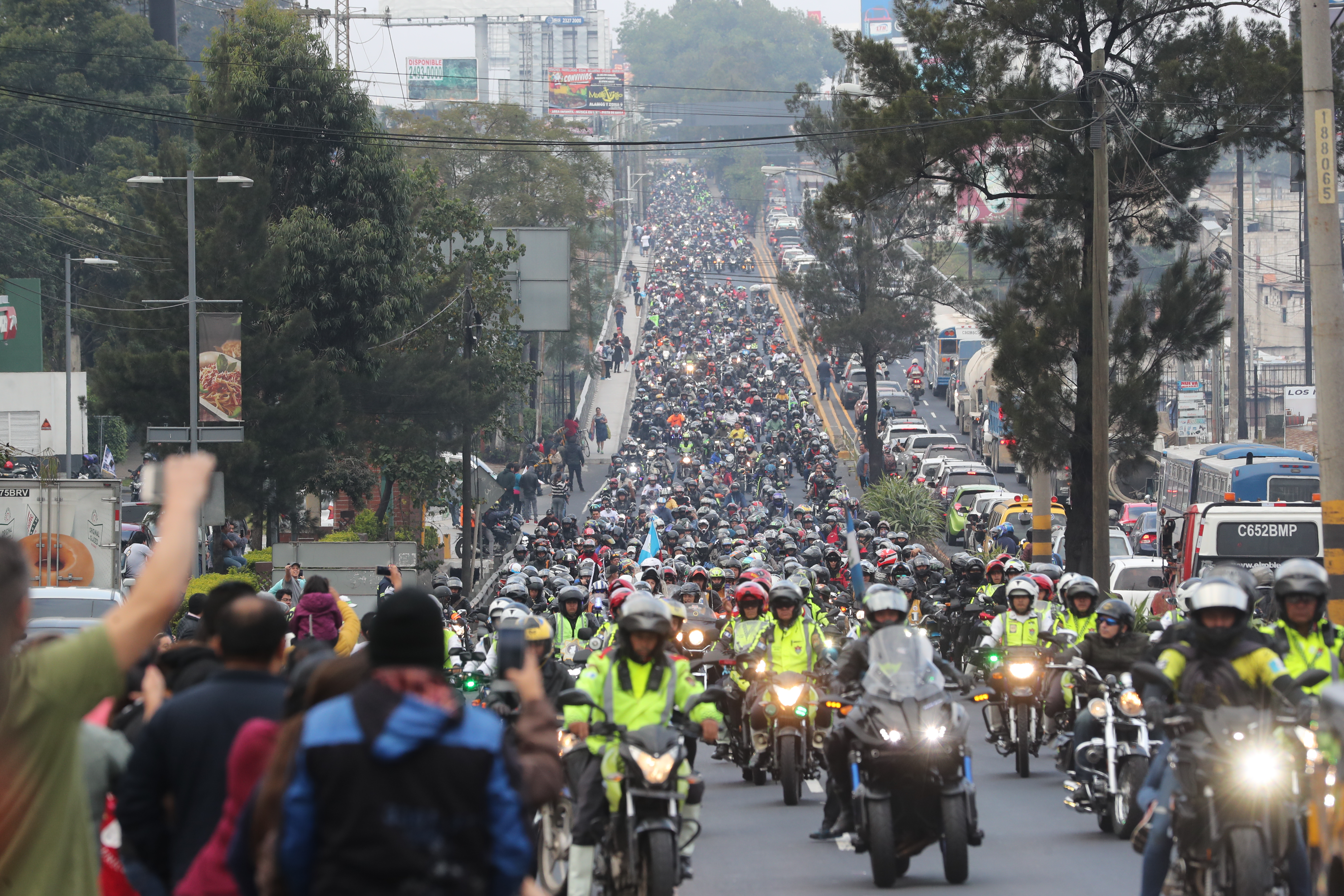 Miles de motoristas participan en la caravana de Zorro 2020. Fotografía. Prensa Libre: Erick Avila.