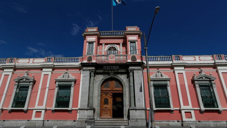 Casa Yurrita, actualmente sede del Tribunal Supremo Electoral (TSE) Fue inaugurada en 1910 y funcion como residencia de la familia Yurrita-Maury hasta 1928. 

El exterior es neoclsico y expone elementos de la realeza espaola. El interior manifiesta varios elementos art-noveau as como las pinturas del espaol Justo de Gandarias; destaca la fuente y los monumentos a Don Pedro de Alvarado, a Cristbal Coln y al Quetzal. 





 Fotografa Esbin Garca  03-09-2019