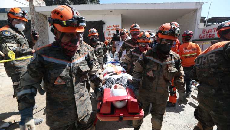 Rescatistas retiran a una persona afectada en el macro simulacro. Fotografía Prensa Libre: Miriam Figueroa