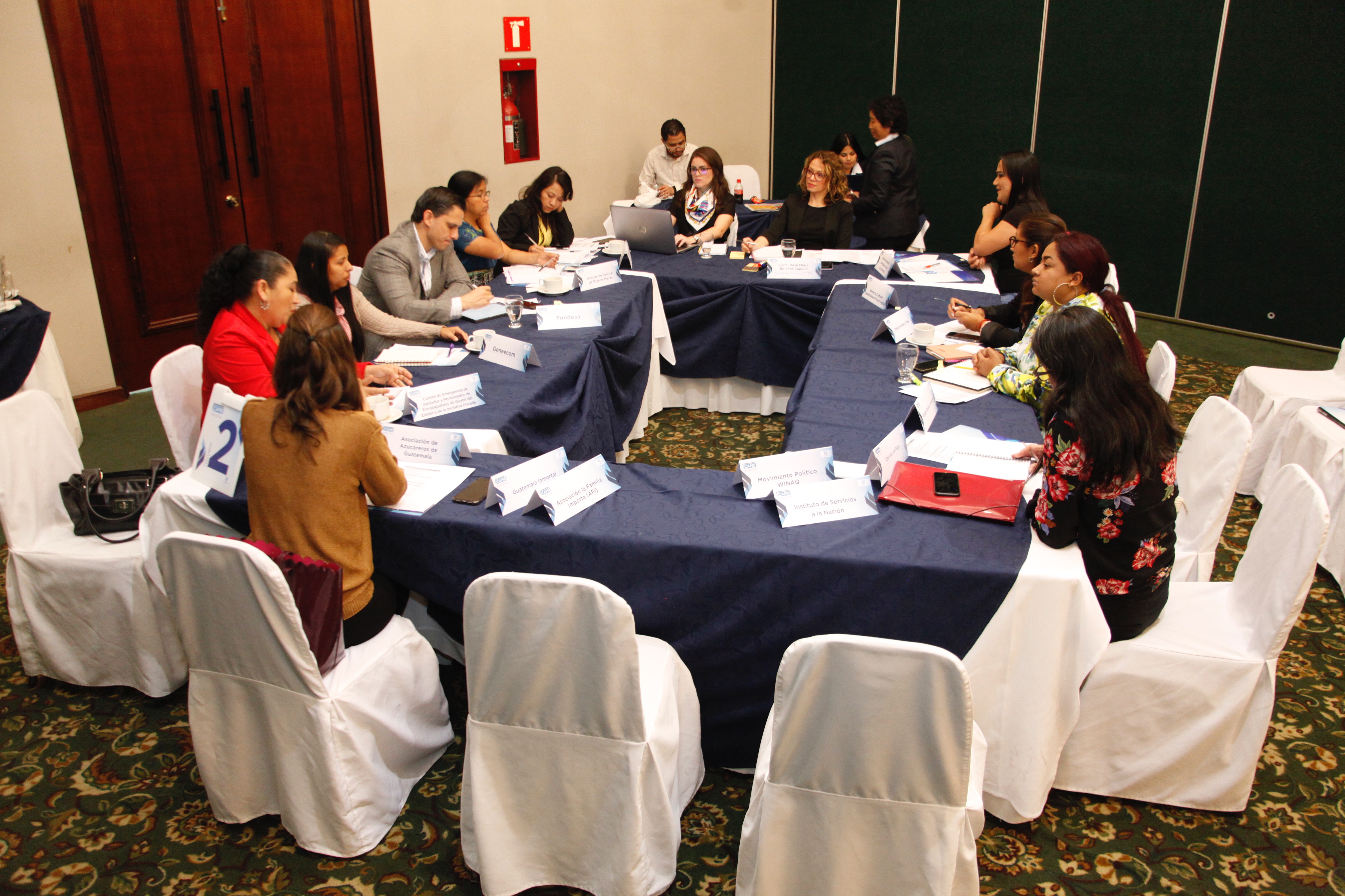 Representantes del Tribunal Supremo electoral, partidos políticos  y sociedad civil se reúnieron para establer la matriz de las reformas a la ley electoral. (Foto Prensa Libre; Hemeroteca PL)