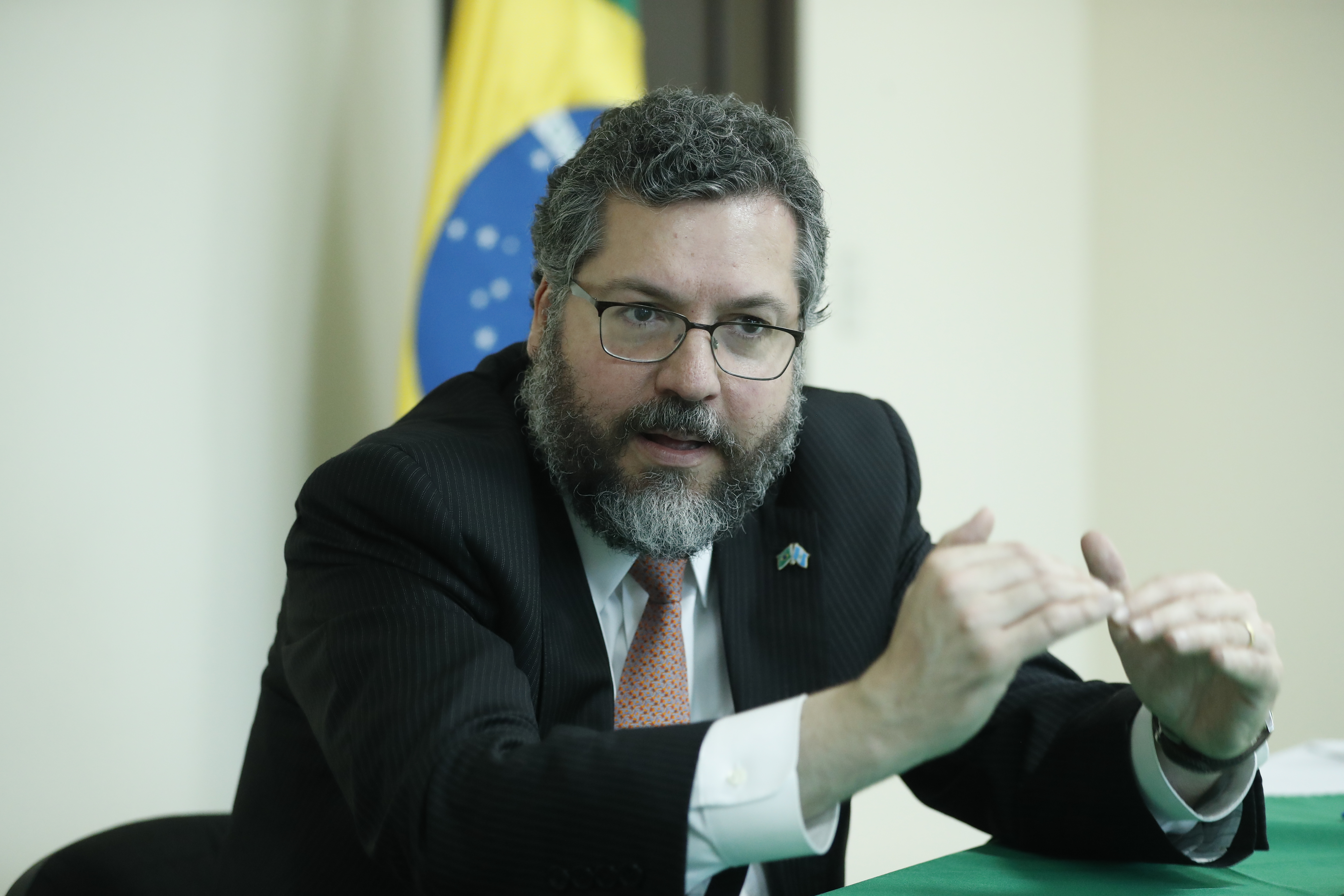 Ernesto Araujo, ministro de Relaciones Exteriores de Brasil, habló del interés comercial y en inversiones hacia Guatemala, durante su visita al país. (Foto Prensa Libre: Esbin García)