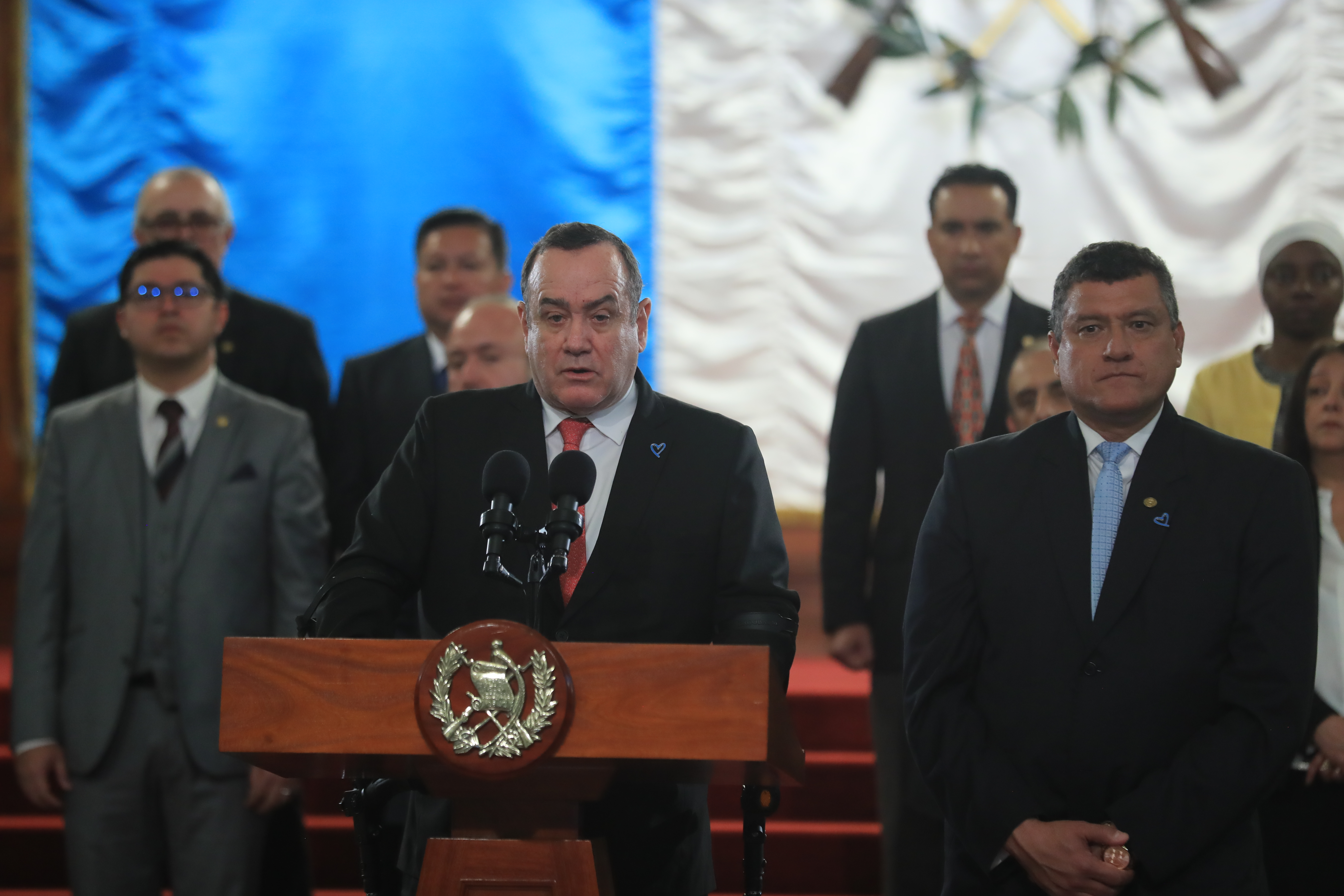 El presidente Alejandro Giammattei y el vicepresidente Guillermo Castillo, junto a sus ministros, anuncian la sanción a los cambios a la ley de ONG. (Foto Prensa Libre: Juan Diego González)