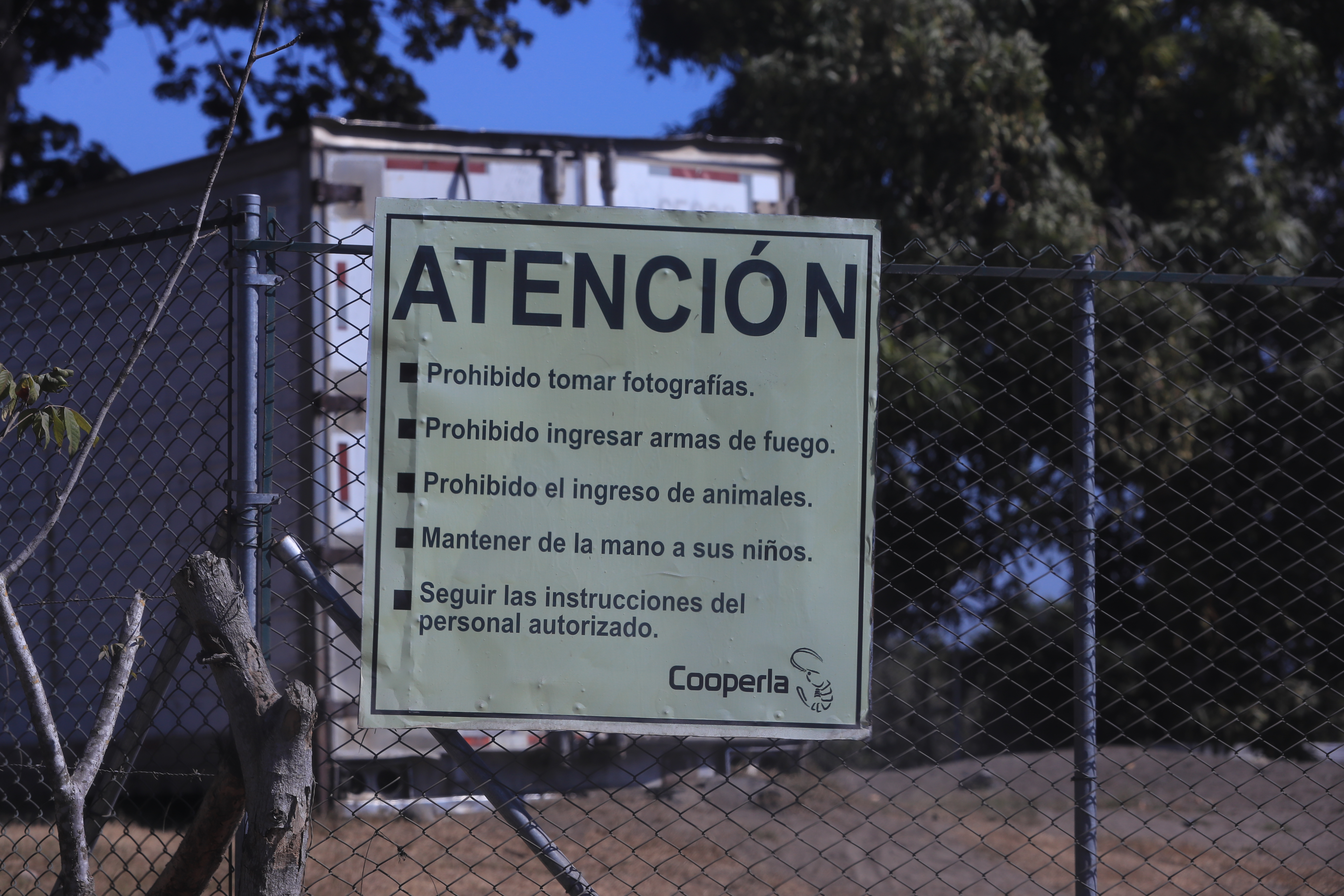 La propiedad donde se ubica la camaronera Cooperla es propiedad del Estado, cedida a través de la Ocret en un área continua a la playa de Sipacate, Escuintla. (Foto Prensa Libre: Juan Diego González)