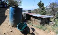 FALTA DE AGUA, STA CATARINA PINULA. En la aldea, El Carmen, perteneciente a Santa Catarina Pinula reporta falta de agua desde el 15 de enero del 2020. Los vecinos confirman que pasan hasta 6 das sin recibir agua, aunque la alcalda dice que todos los das les manda agua en pipas. As mismo, tambin comentan que empresas privadas de agua, les llega a vender agua y en algunas ocasiones hasta Q25 venden el tonel de agua. En la imagen, cubetas y toneles vacos por la falta de agua.

Juan Diego Gonzlez.  130220