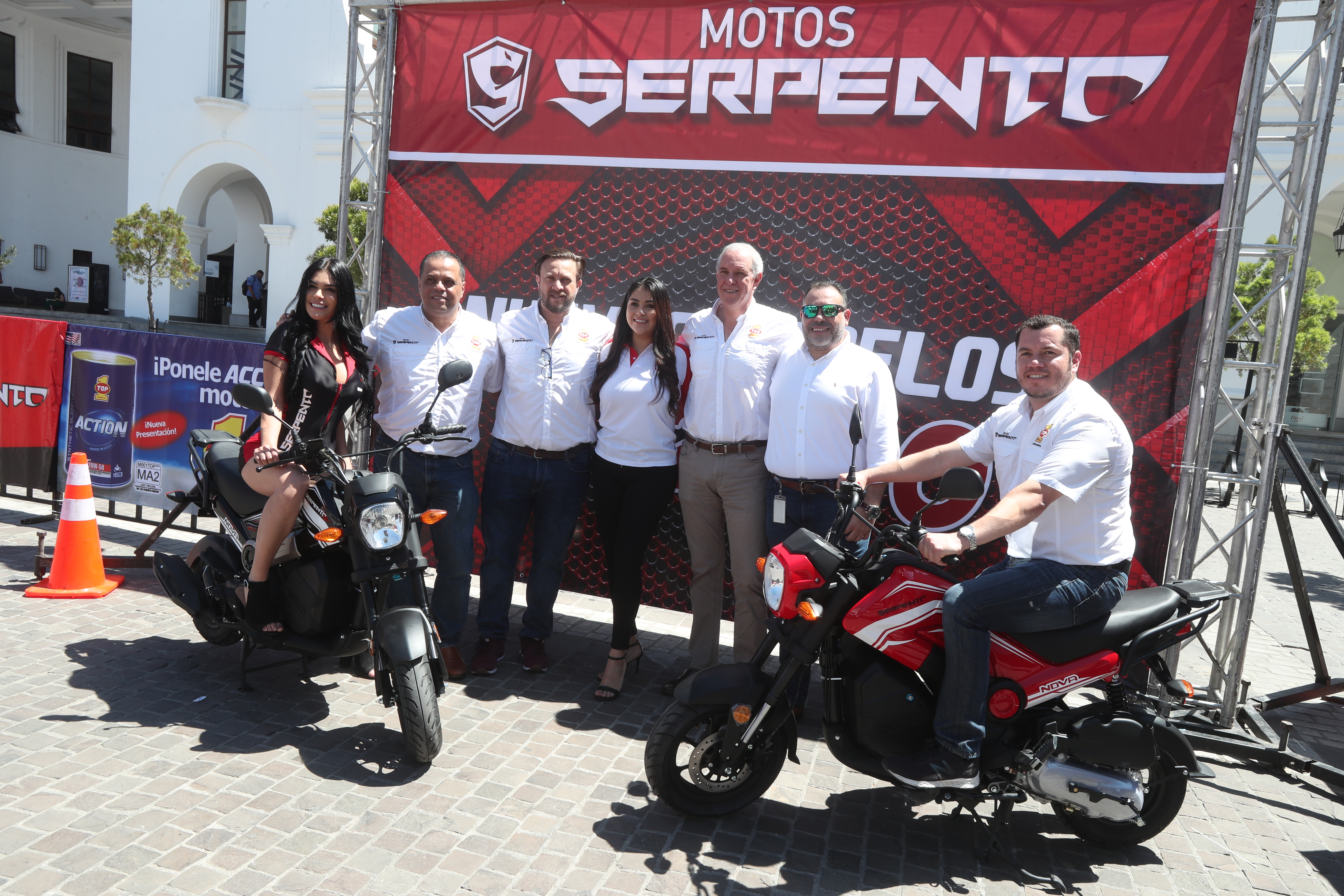 Representantes de El Gallo más Gallo y Serpento presentaron el nuevo modelo Nova. (Foto Prensa Libre: Norvin Mendoza)