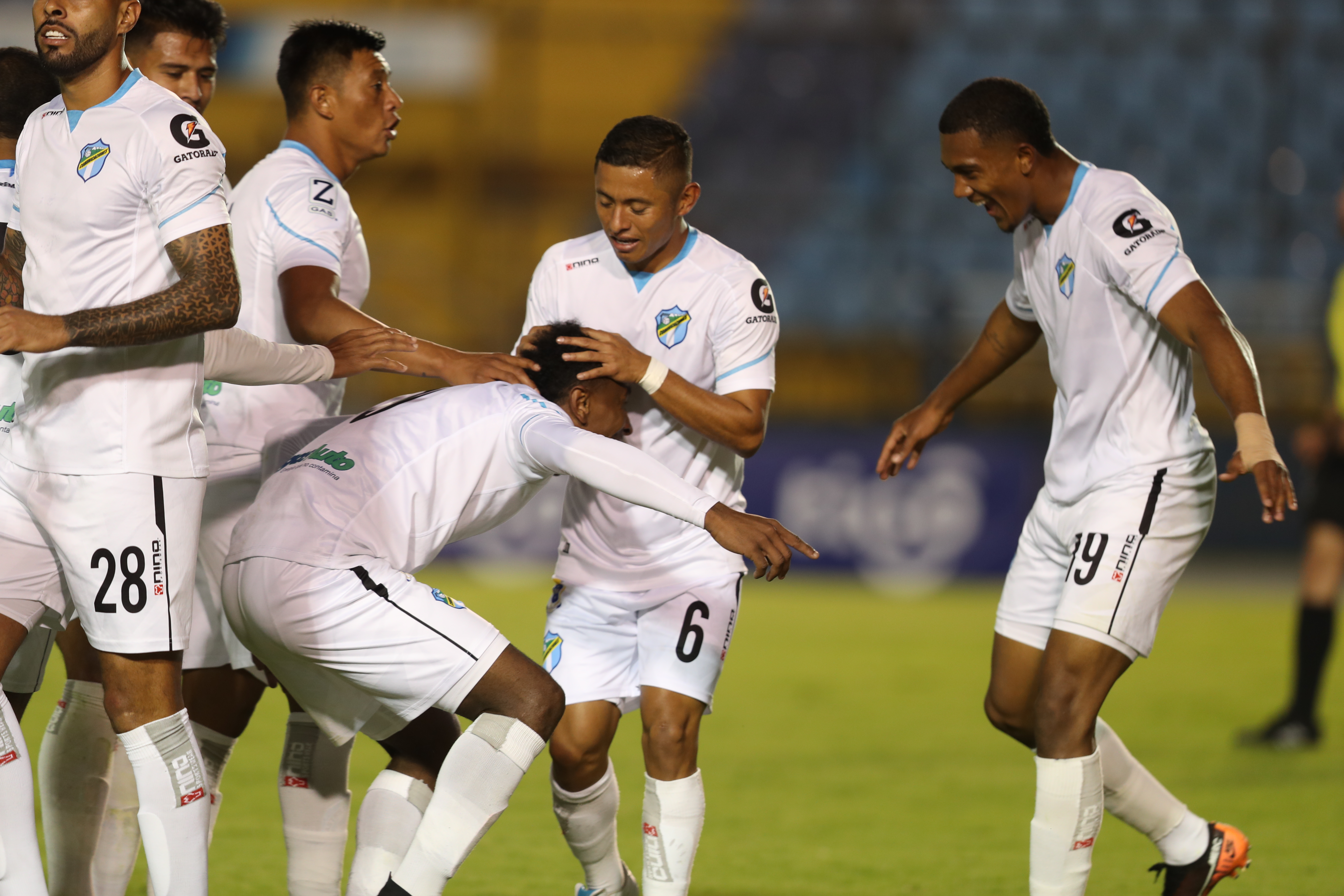 Bladimir Díaz celebra con sus compañeros. (Foto Prensa Libre: Norvin Mendoza)