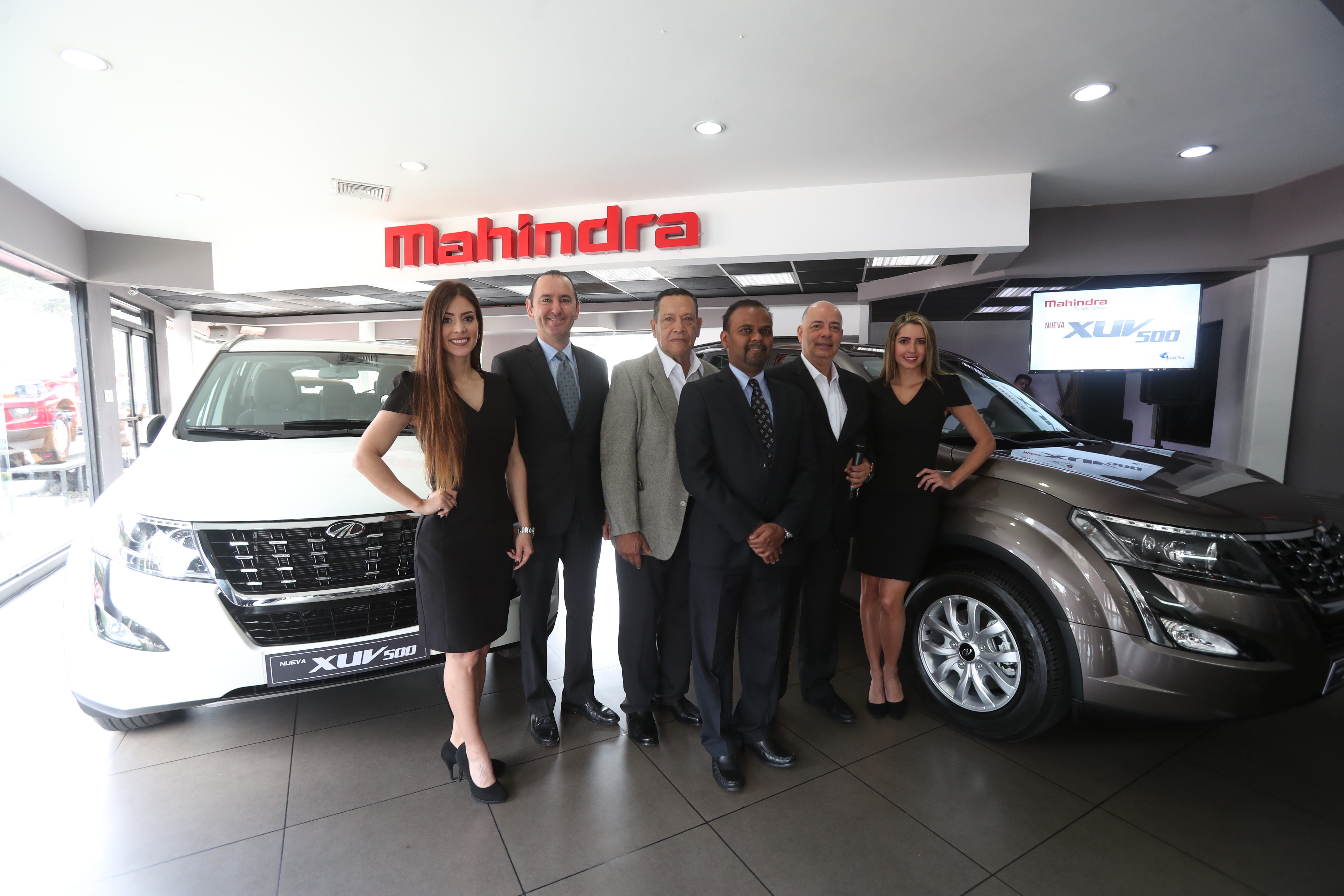Diego y Cromwell Cuestas de Grupo Los Tres, en compañía del embajador de la India, B.S. Mubarak, presentaron las nuevas SUV de Mahindra. Foto Prensa Libre: Norvin Mendoza
