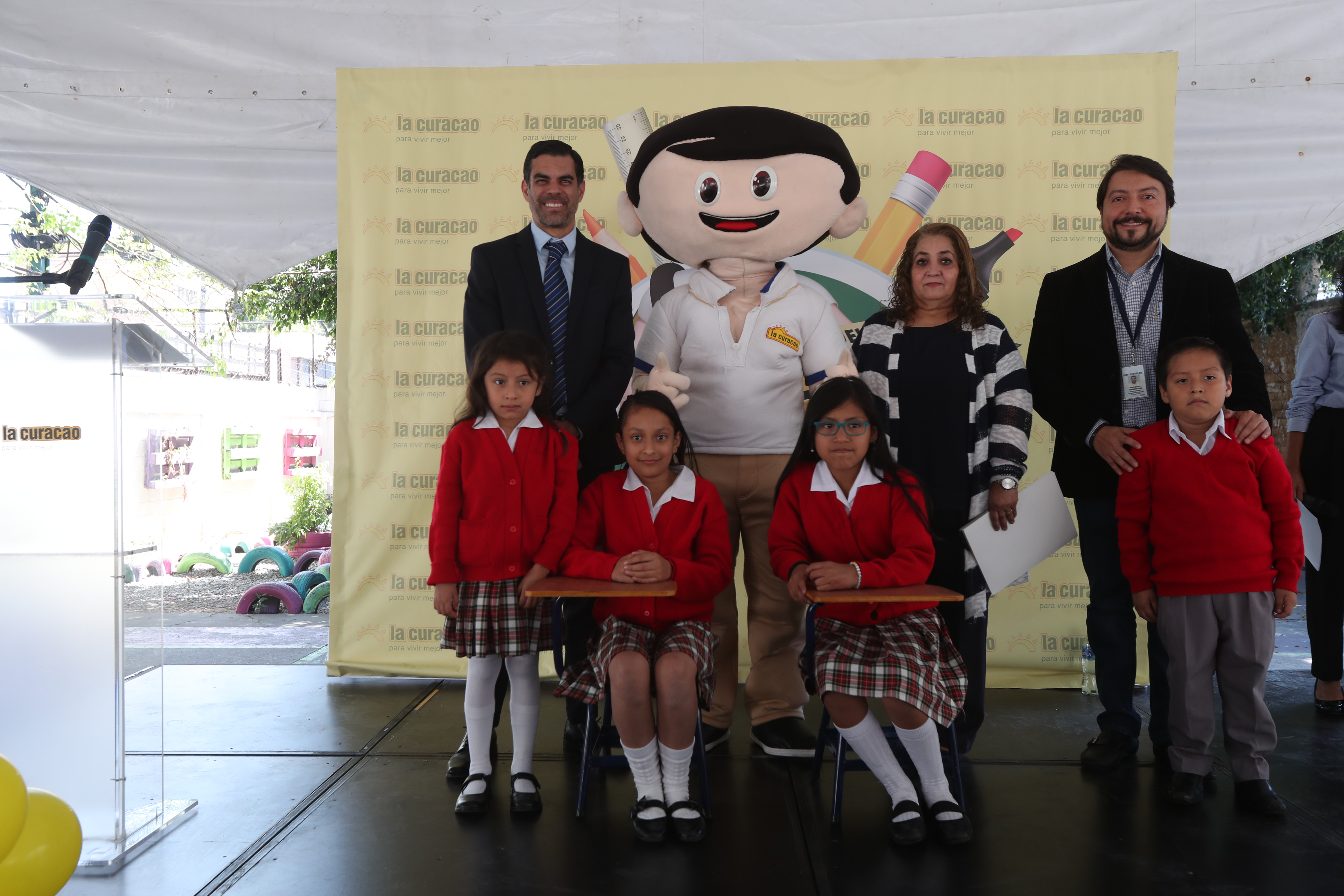 Juan José Girón, gerente general de La Curacao; Sara Morales, directora de la Escuela Mixta José Miguel Vasconcelos, y Mario Escobar, gerente de Ventas de La Curacao con estudiantes de la escuela. (Foto Prensa Libre: Norvin Mendoza)