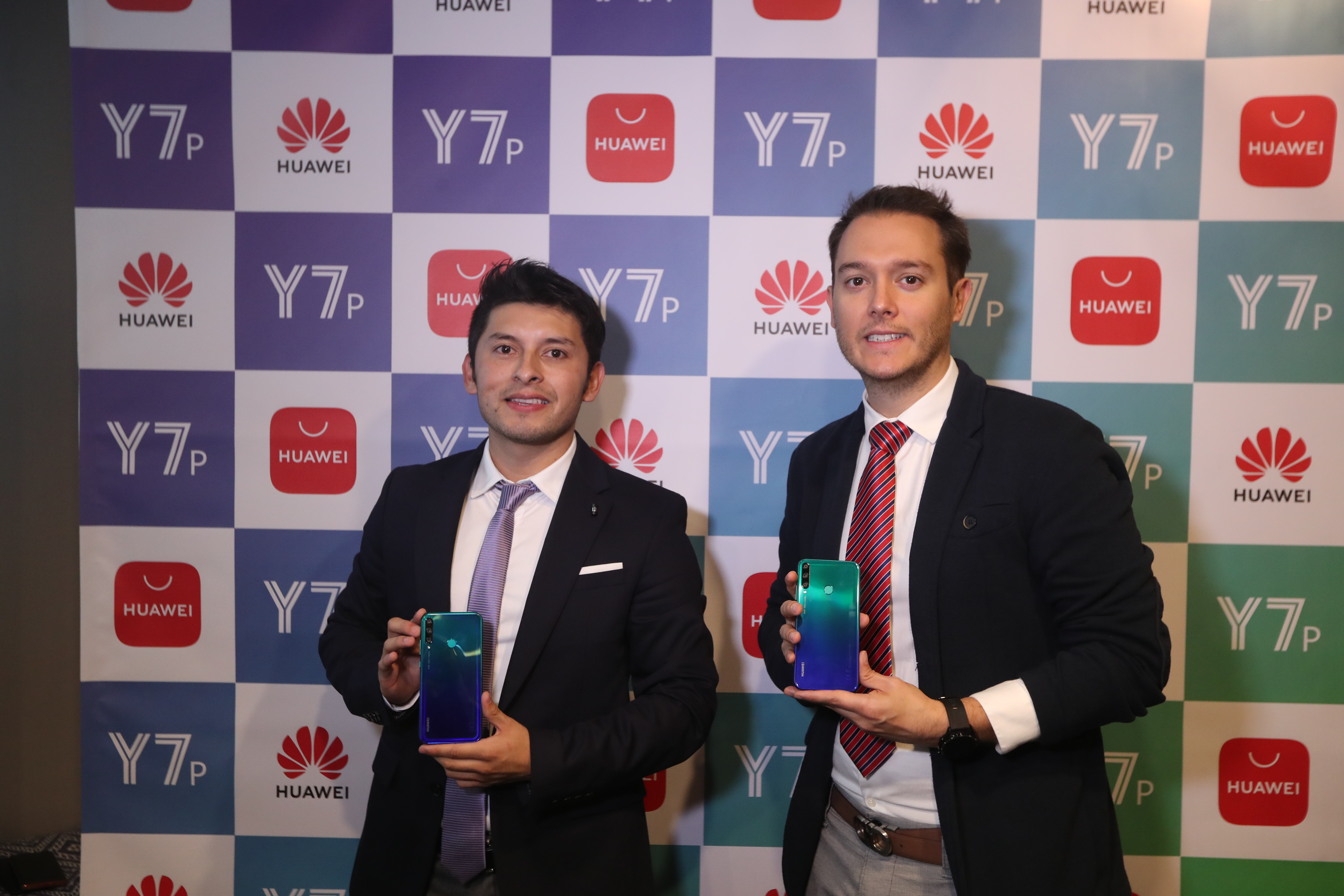 Representantes de Huawei Guatemala presentaron el nuevo Y7p. (Foto Prensa Libre: Norvin Mendoza)