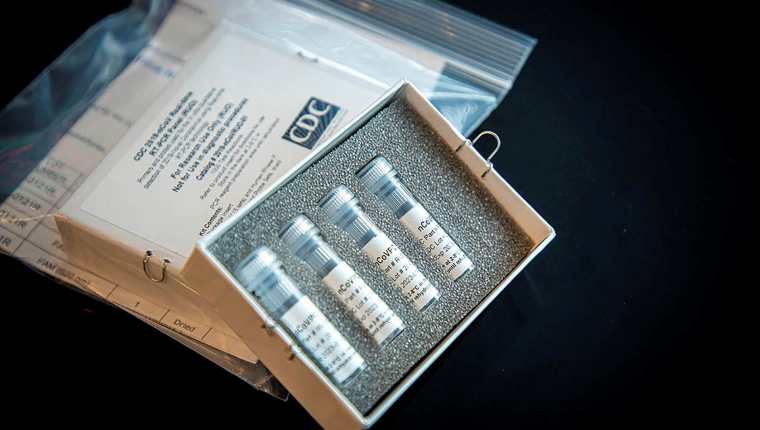 Según los expertos, los tratamientos actuales contra el coronavirus es lo más efectivo antes que esperar una vacuna. (Foto Prensa Libre: EFE)