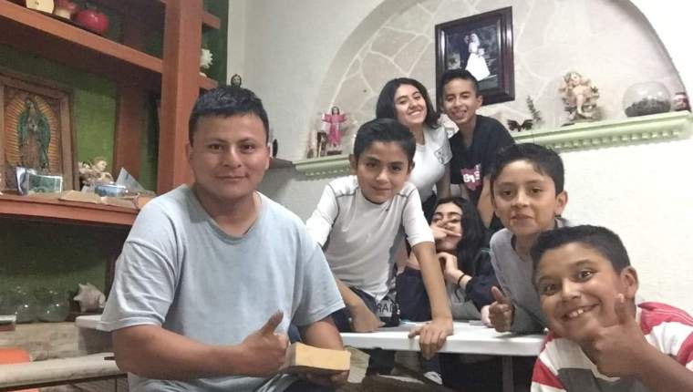 Pedro Perebal, junto a sus primeros estudiantes de inglés, en Hidalgo, México. (Foto: Hemeroteca PL)