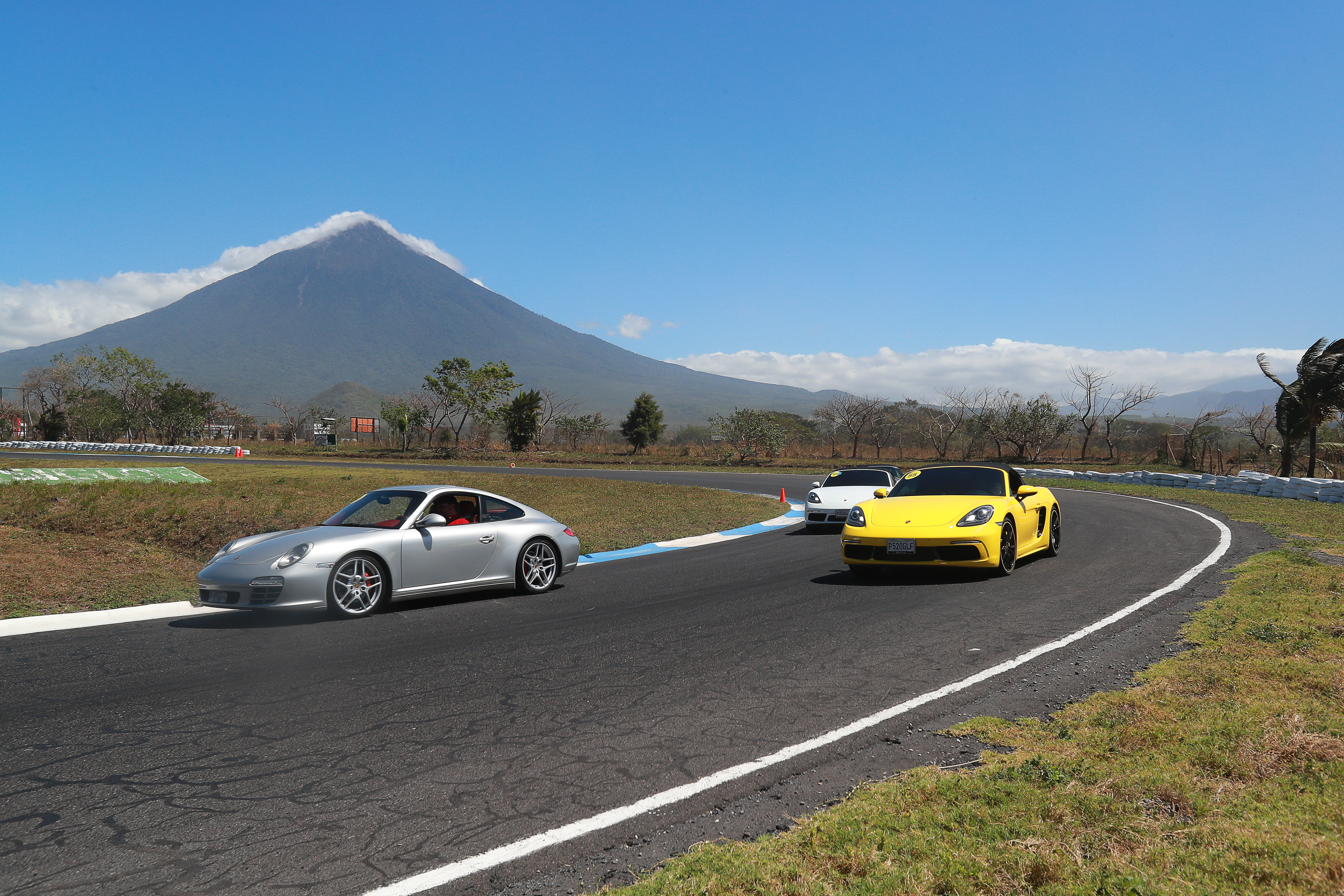 Una inolvidable experiencia viven los amantes de los vehículos Porsche en Guatemala. Foto Prensa Libre: Cortesía
