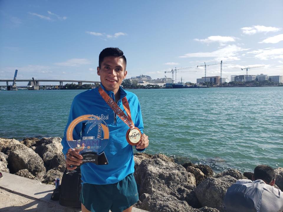 Mario Pacay se luce en el Medio Maratón de Miami