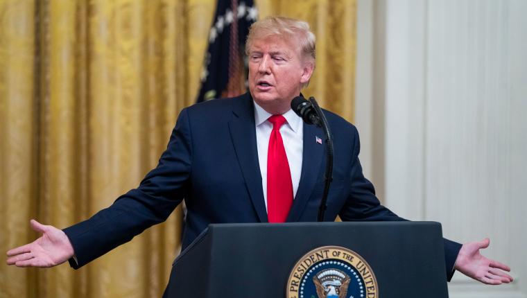 Washington (United States), 24/01/2020.- US President Donald J. Trump delivers remarks to the nation's mayors in the East Room of the White House in Washington, DC, USA, 24 January 2020. Trump used the event to sign a $375 million US dollar bill to help houses of worship protect themselves against terrorist attacks. (Atentado, Terrorista, Estados Unidos) EFE/EPA/JIM LO SCALZO