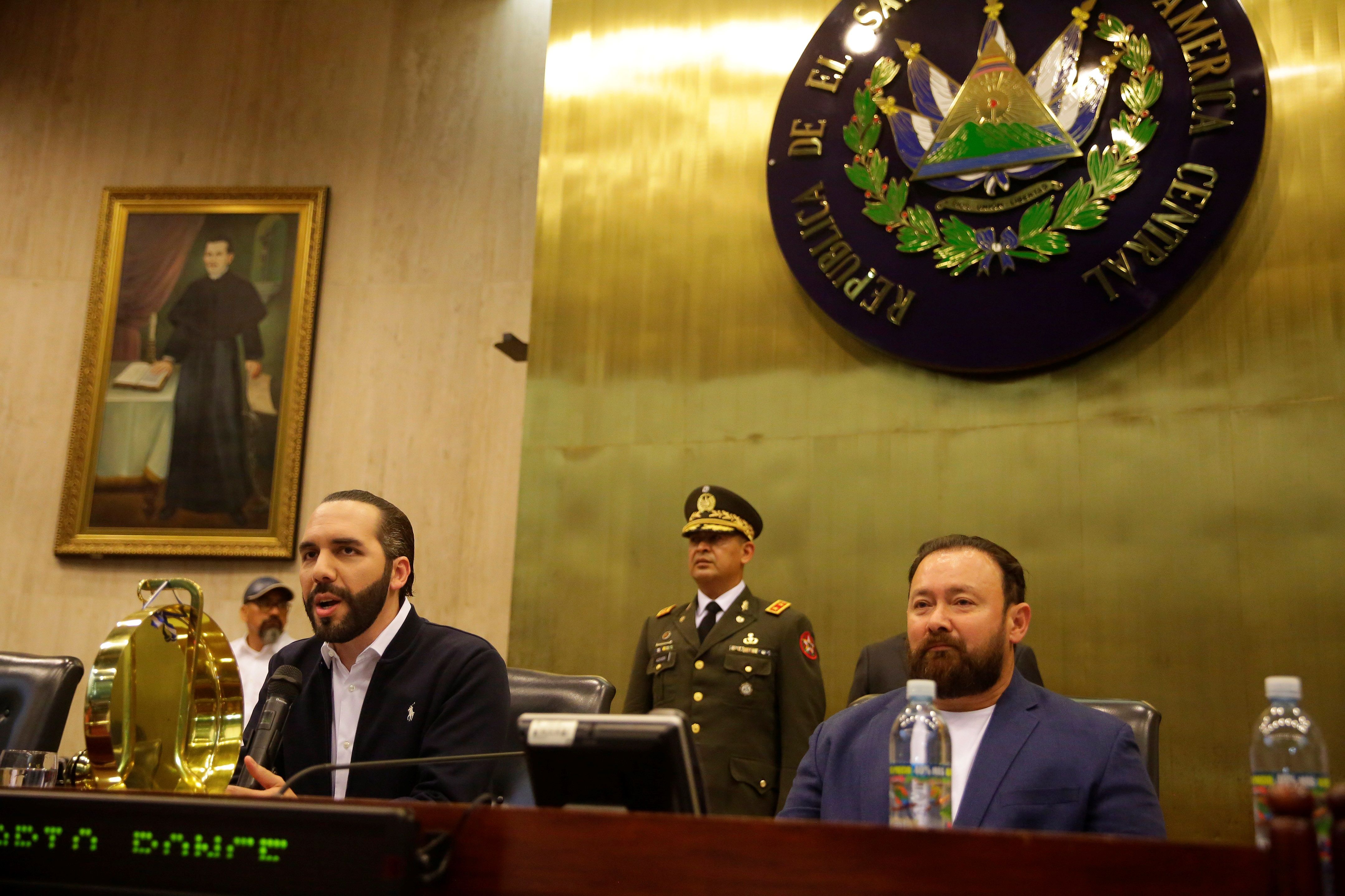 El presidente de El Salvador, Nayib Bukele, entró en el Salón Azul de la Asamblea Legislativa y dijo que los diputados ausentes a la sesión cometieron desacato constitucional. (Foto Prensa Libre: EFE)