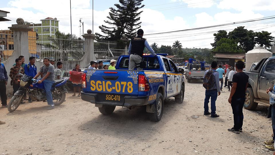 Agentes de la Policía Nacional Civil capturan al alcalde comunitario de Pueblo Nuevo, Ixcán, Quiché, Prudencio Ramírez Pablo. (Foto Prensa Libre: Cortesía Publimóbil Ixcán)