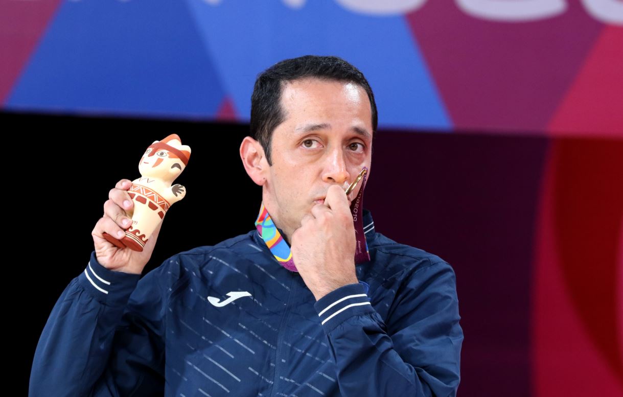 Raúl Anguiano muestra su medalla que ganó en para bádminton. (Foto Prensa Libre: @COGuatemalteco). 