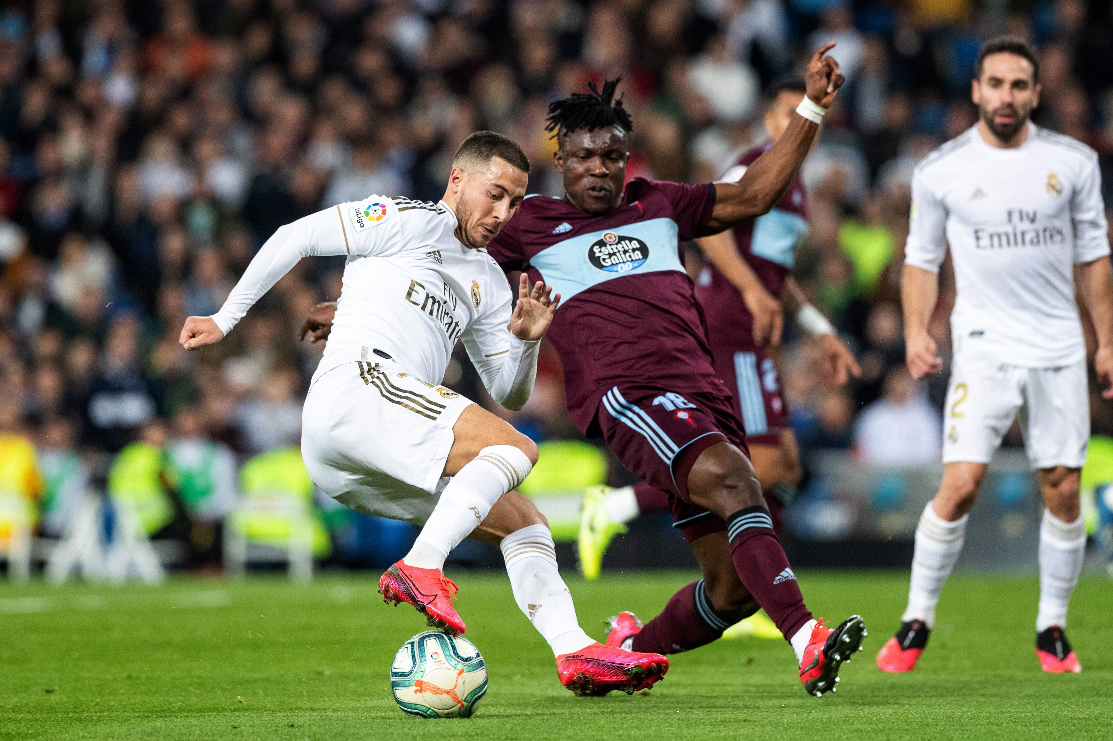 El centrocampista belga del Real Madrid, Eden Hazard (i), intenta superar la defensa del jugador senegalés del Celta, Joseph Aidoo. (Foto Prensa Libre: EFE)