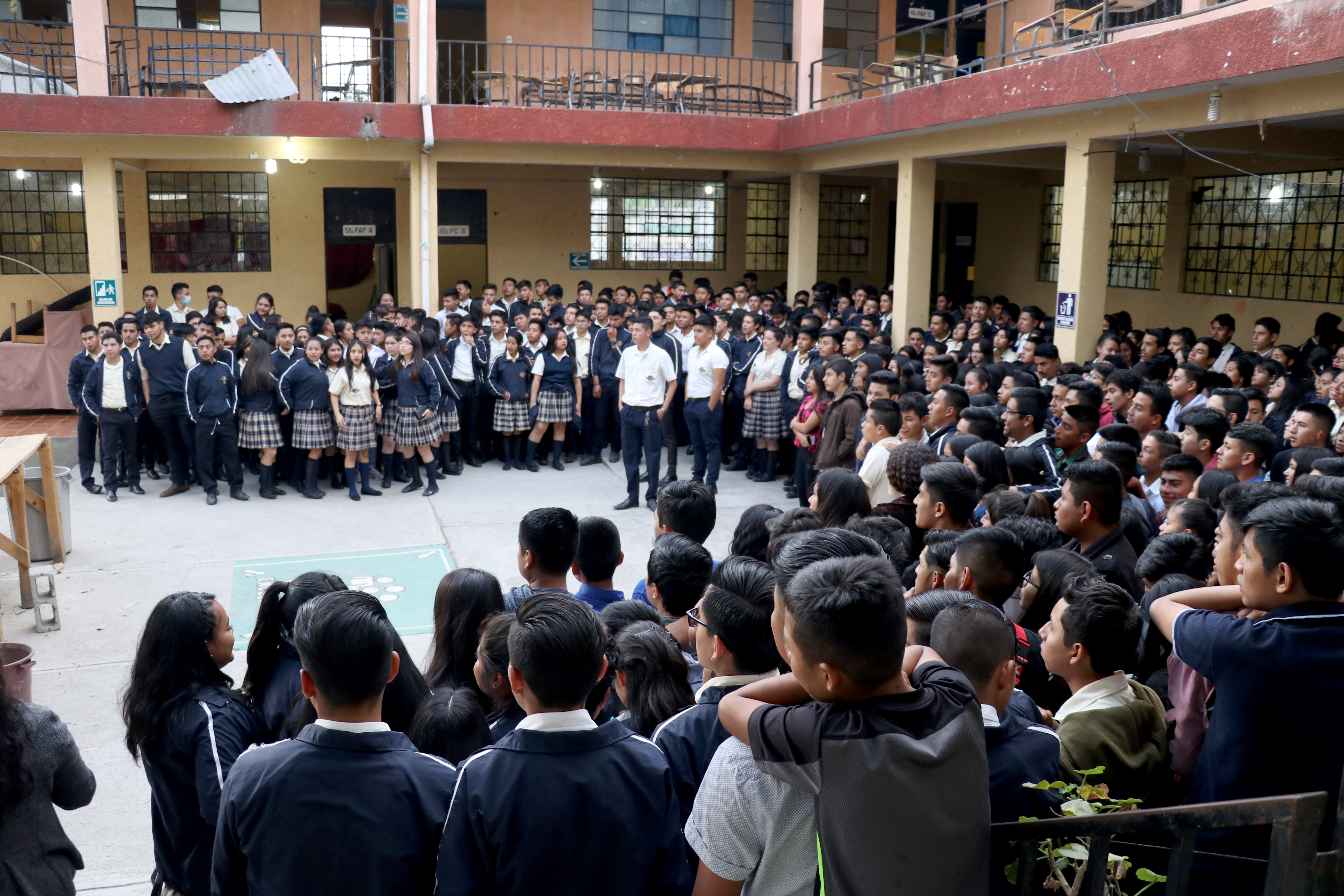 Estudiantes del Instituto de Administración Pública de Huehuetenango no tienen suficientes maestros para recibir clases. (Foto Prensa Libre: Mike Castillo)