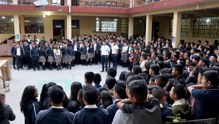 Estudiantes del Instituto de Administración Pública de Huehuetenango no tienen suficientes maestros para recibir clases. (Foto Prensa Libre: Mike Castillo)