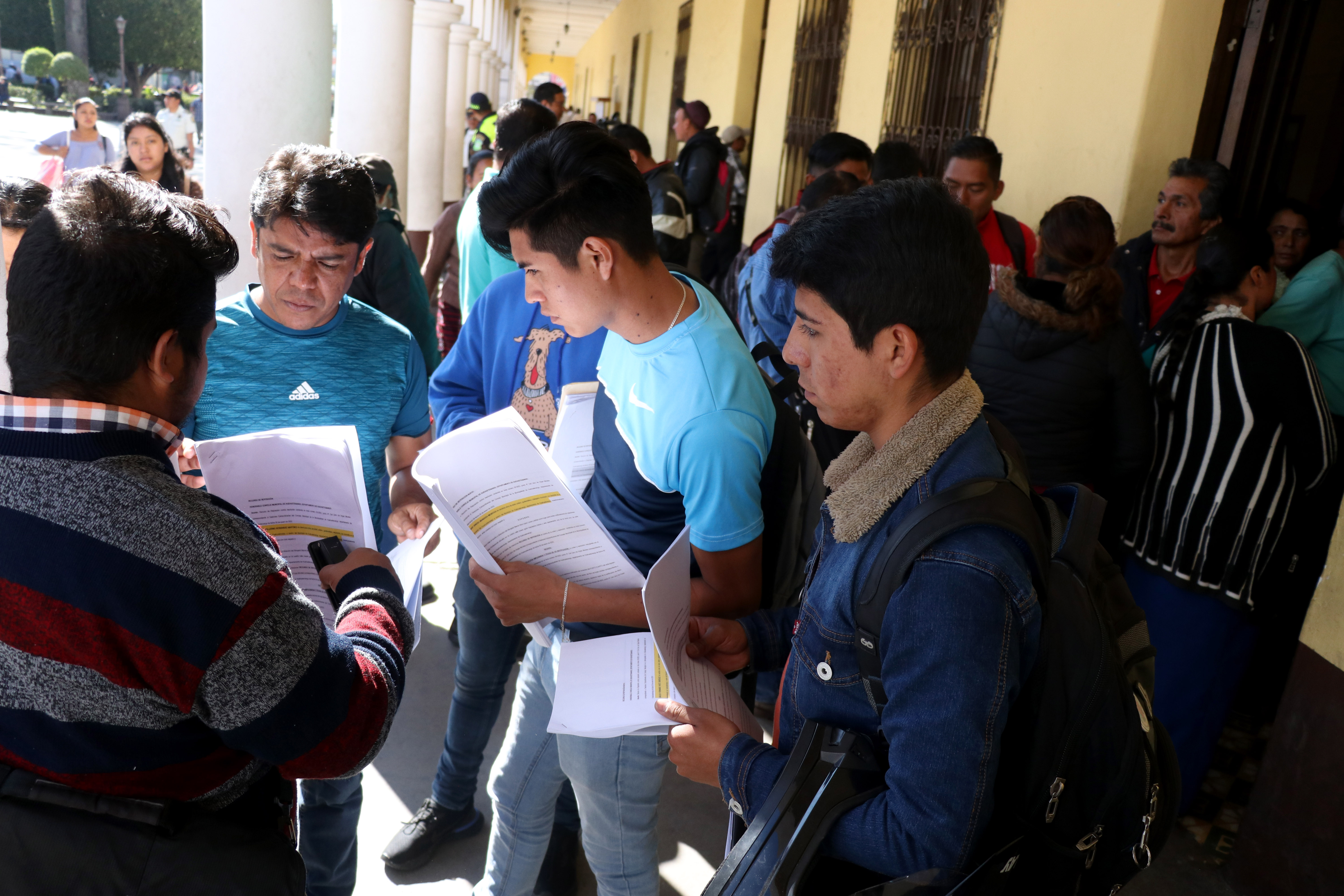 Empleados despedidos de la comuna de Huehuetenango son asesorados por integrantes del sindicato municipal. (Foto Prensa Libre: Mike Castillo)