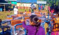 Gobierno de Alejandro Giammattei envió más de 200 escritorios para los estudiantes de la escuela San Antonio Chiquito en Ixcán. (Foto Prensa Libre: Héctor Cordero