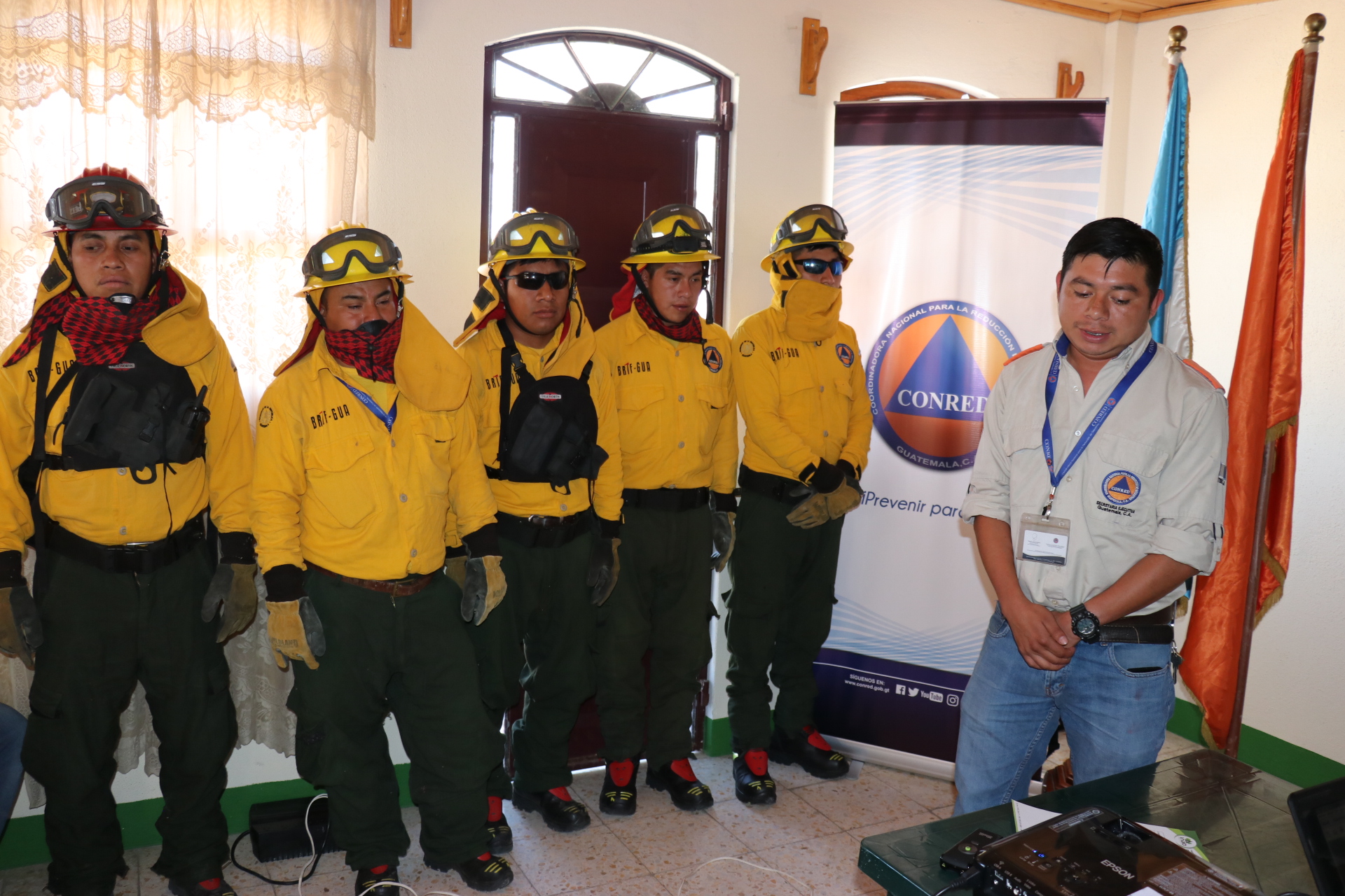 En Quiché fue presentada la brigada departamental contra incendios forestales. (Foto Prensa Libre: Héctor Cordero)