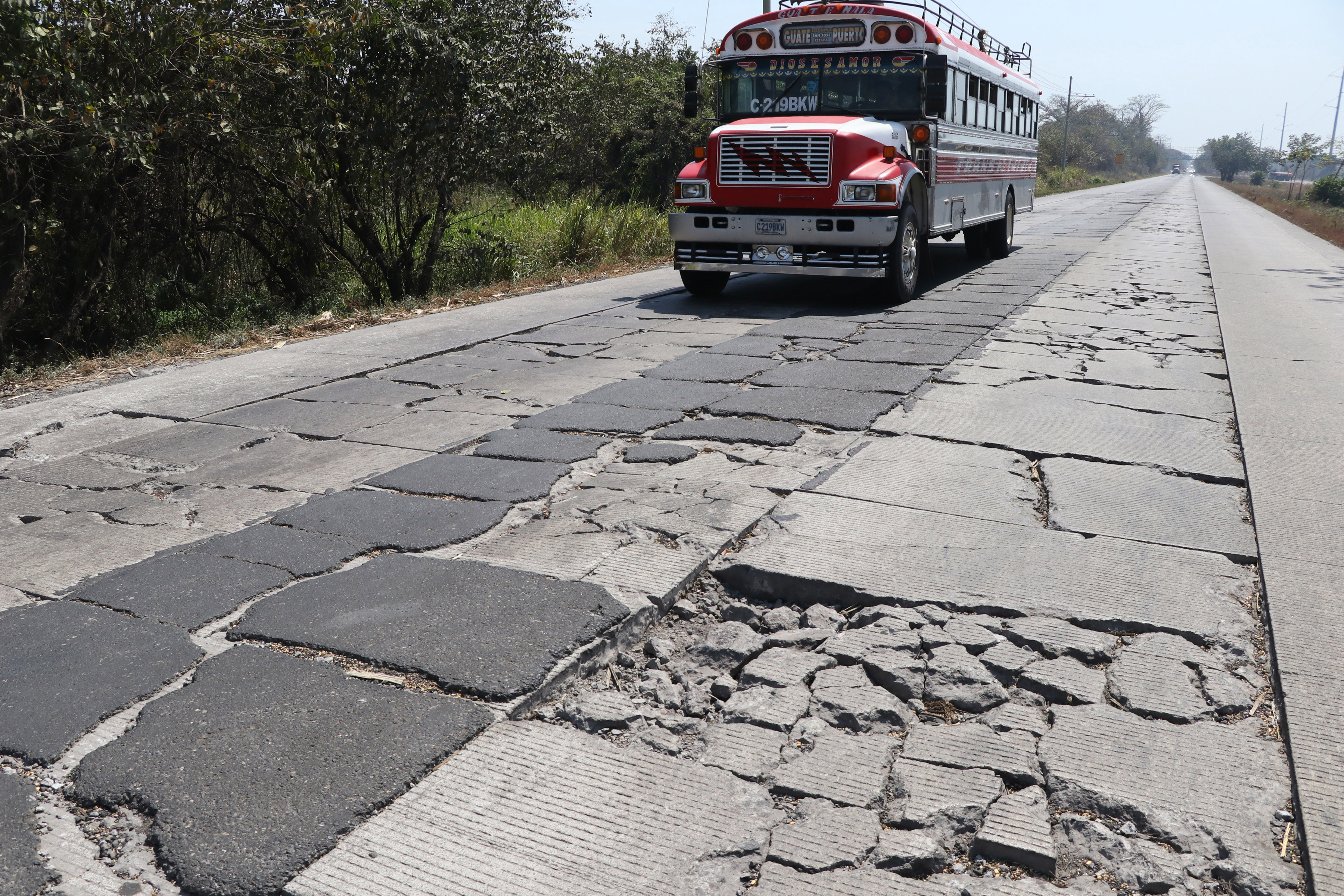 Sectores de la autopista Puerto Quetzal están completamente intransitables. (Foto Prensa Libre: Carlos Paredes)