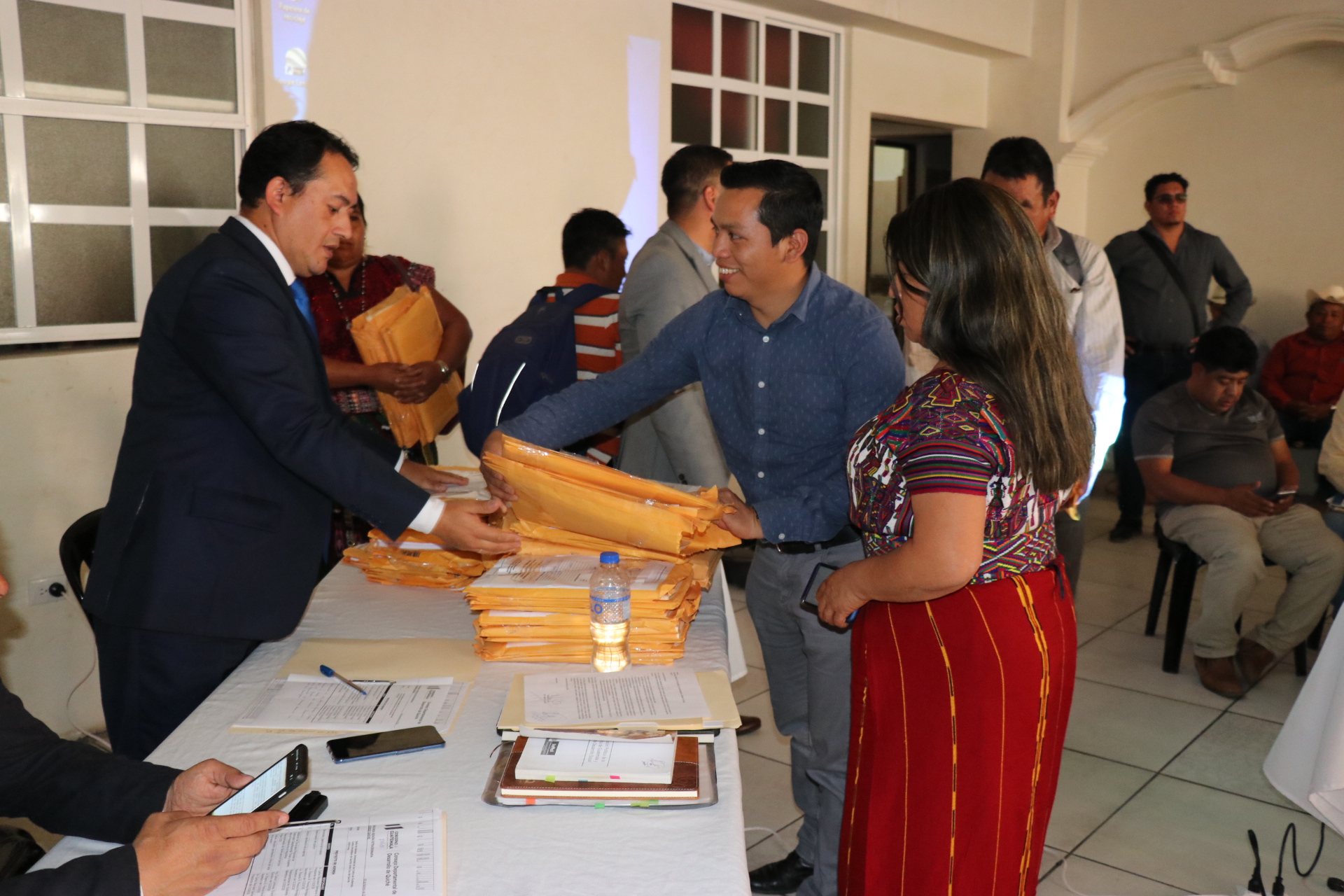 Dos integrantes de sociedad civil de Quiché entregan al Consejo Departamental de Desarrollo el expediente con la terna para gobernador. (Foto Prensa Libre: Héctor Cordero)