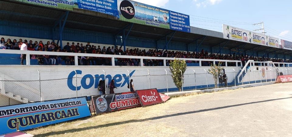 Jóvenes de diferentes centros educativos de Quiché llegan al Estadio Municipal a la actividad deportiva organizada por club Quiché FC. (Foto Prensa Libre: Héctor Cordero)