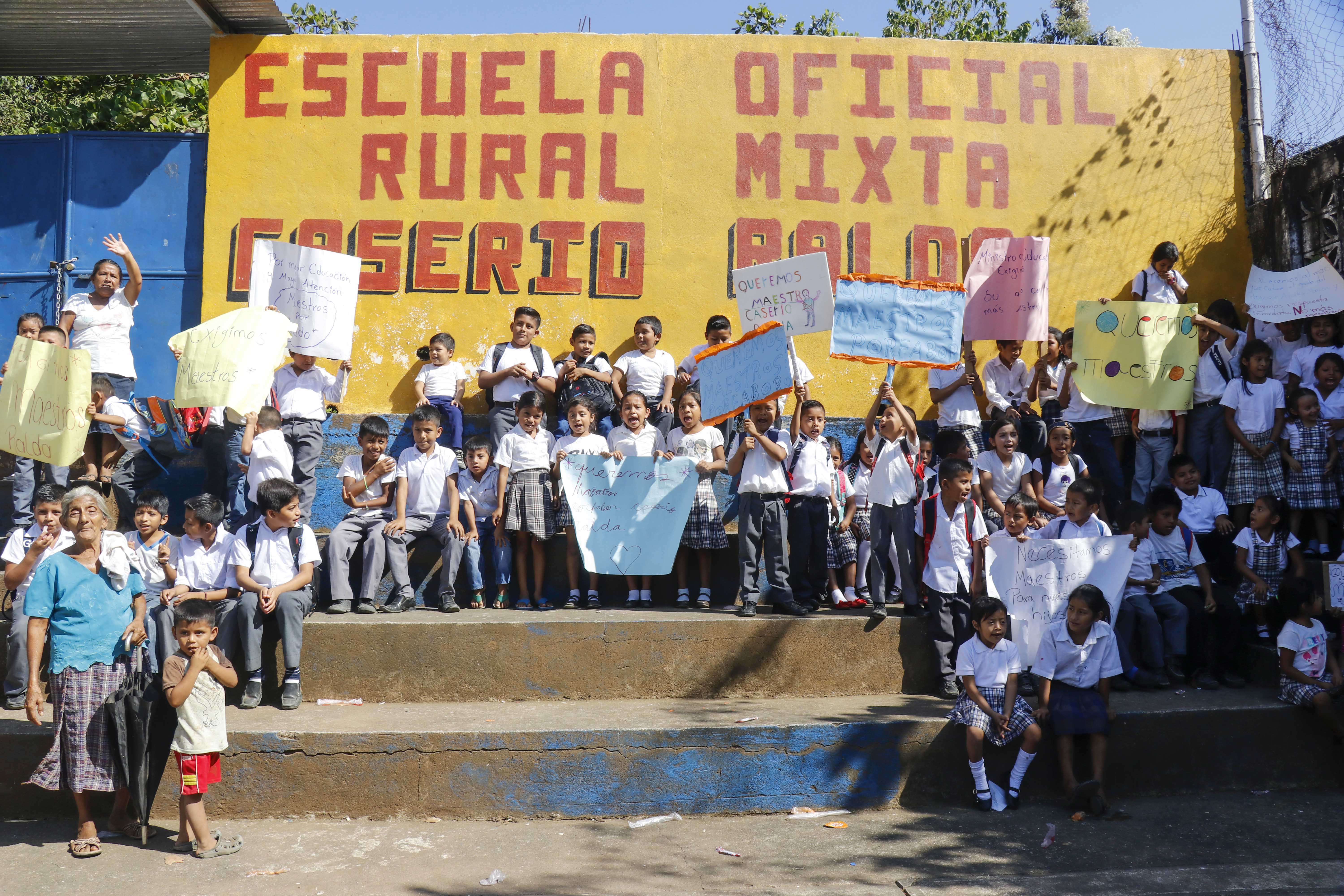 Al menos 150 estudiantes de la escuela Ralda en Nuevo San Carlos, Retalhuleu, no reciben clases desde que comenzó el ciclo escolar. (Foto Prensa Libre: Rolando Miranda)
