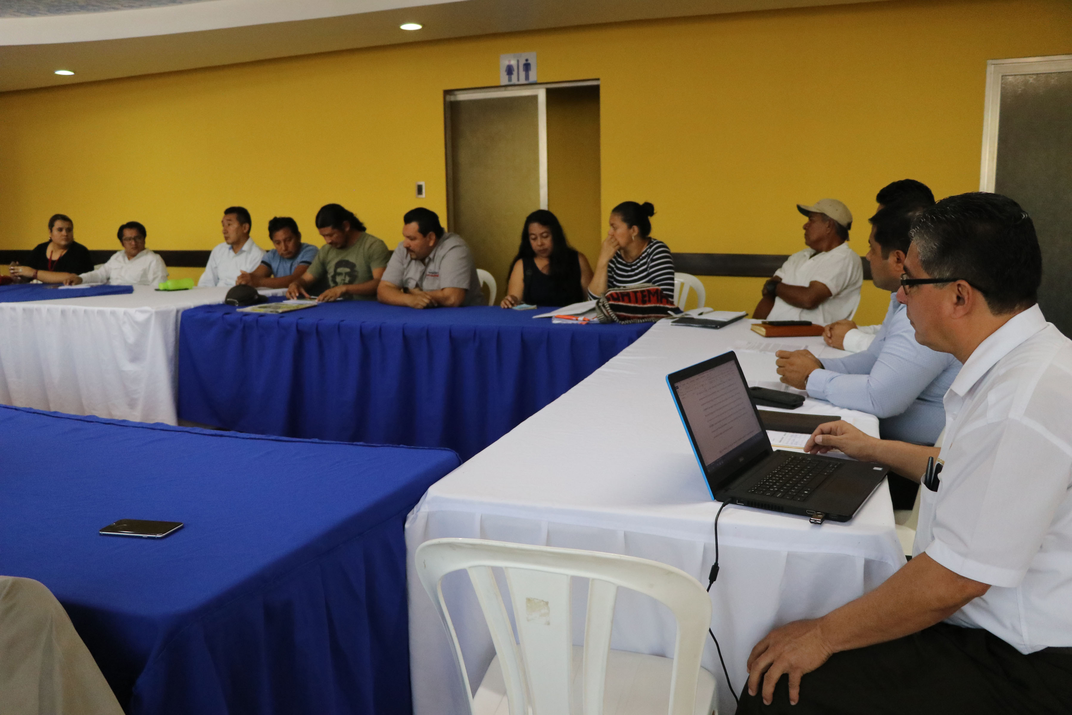 Reunión de la mesa técnica entre representantes de Marhnos, líderes comunitarios de Palín y autoridades con respecto al retorno en la autopista Palín-Escuintla. (Foto Prensa Libre: Carlos Paredes)