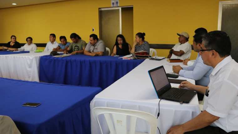 Reunión de la mesa técnica entre representantes de Marhnos, líderes comunitarios de Palín y autoridades con respecto al retorno en la autopista Palín-Escuintla. (Foto Prensa Libre: Carlos Paredes)