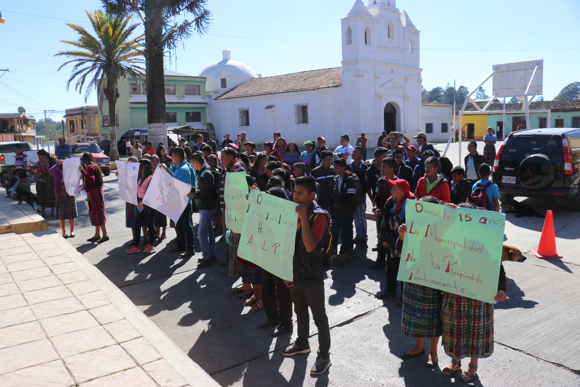 Estudiantes de un instituto Nufed de Chinique portan pancartas donde exigen la recontratación de maestros por parte de la comuna. (Foto Prensa Libre: Héctor Cordero)