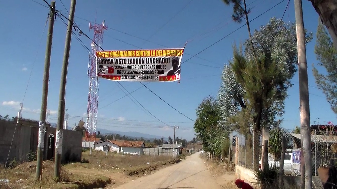 Varias mantas aparecieron en Xatinap, Primero, Santa Cruz del Quiché donde advierten a los delincuentes a no llegar a esa comunidad, (Foto Prensa Libre: Héctor Cordero)
