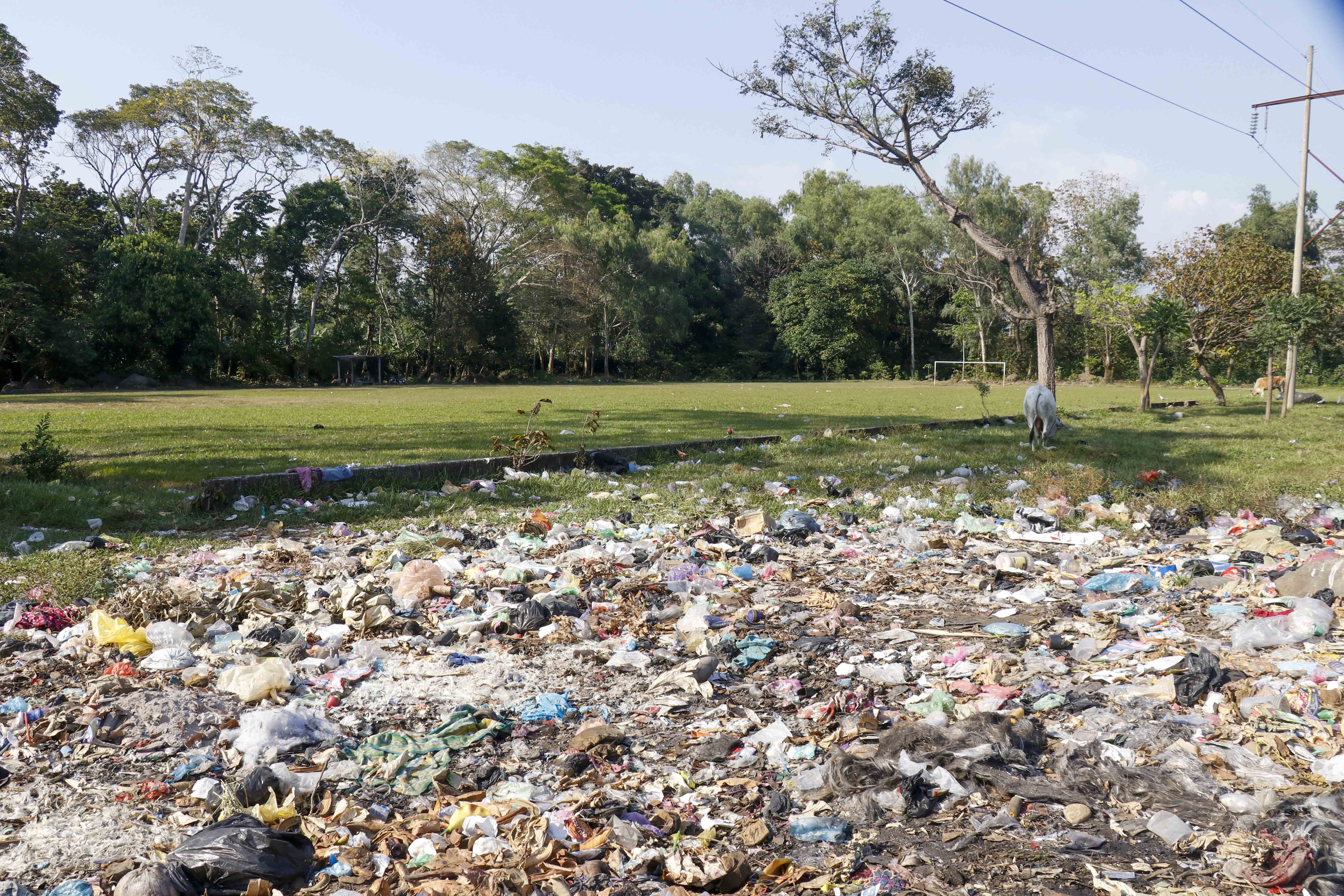 Un campo de futbol en la zona 3 de San Sebastián Retalhuleu podría convertirse en un basurero. (Foto Prensa Libre: Rolando Miranda) 