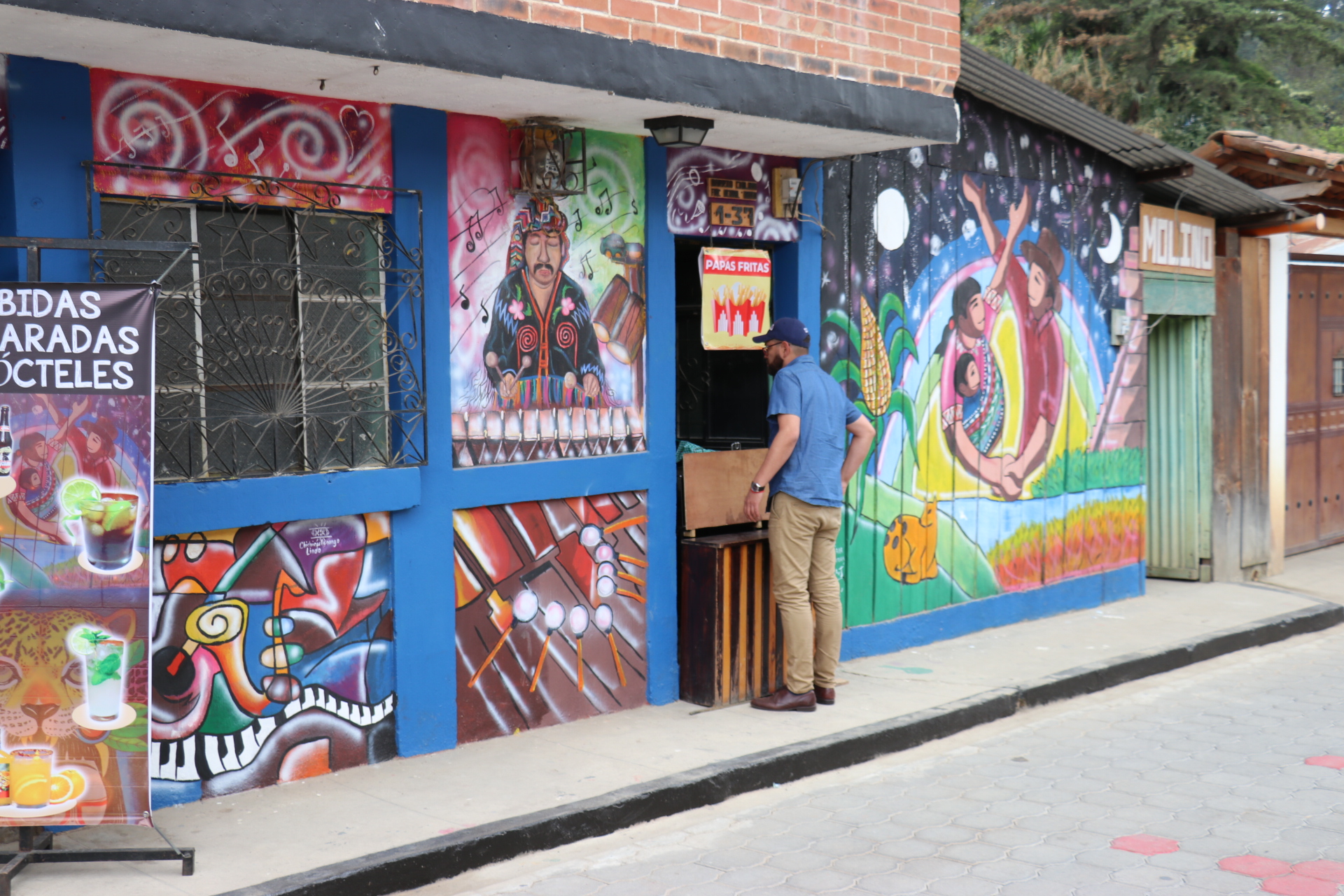 Juan y Miguel León Cortez, de la galería de arte Pop Wuj junto a otros artistas visuales pintaron los murales en la Ruta Colorida a Pascual Abaj. (Foto Prensa Libre: Héctor Cordero)
