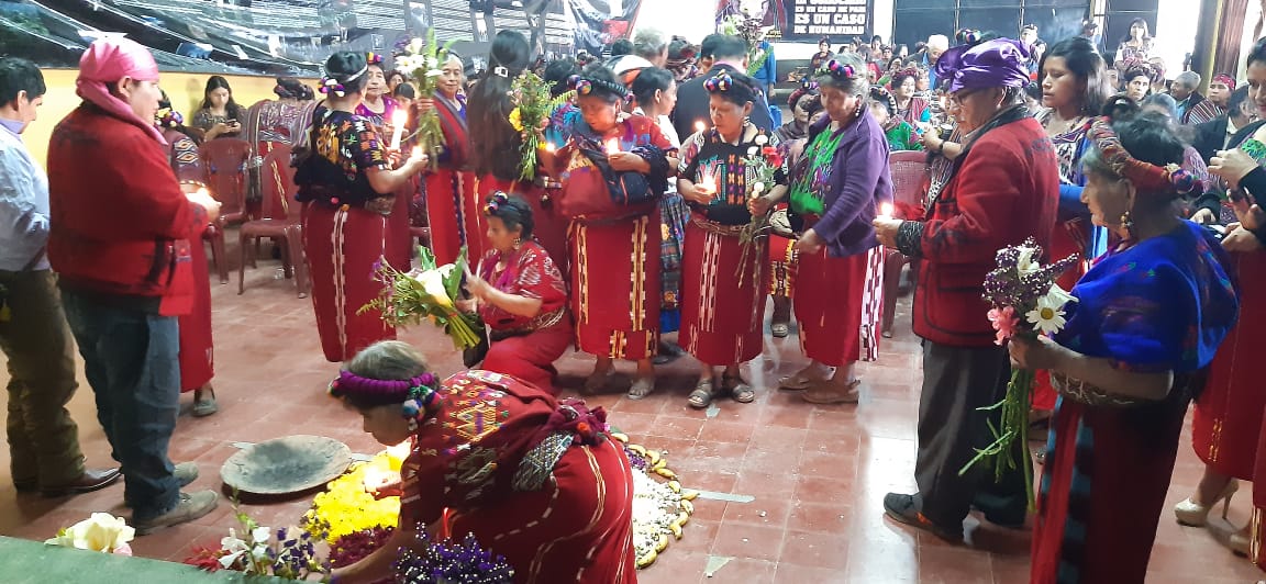 Ixiles recuerdan a sus familiares víctimas del conflicto armado interno con una ceremonia maya. (Foto Prensa Libre: Héctor Cordero)