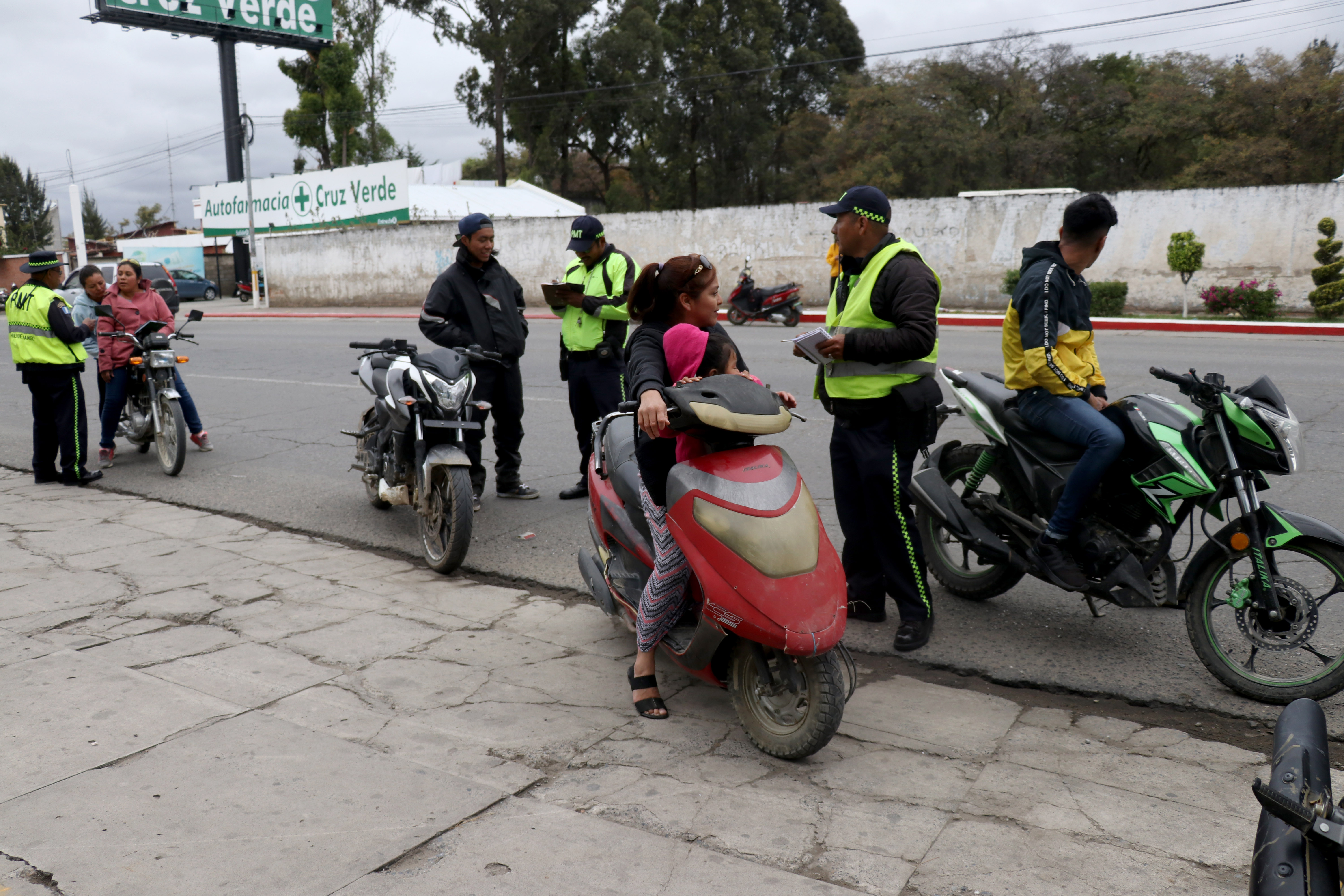 Varios motoristas son multados en Huehuetenango por no usar un casco protector y los documentos para circular. (Foto Prensa Libre: Mike Castillo)