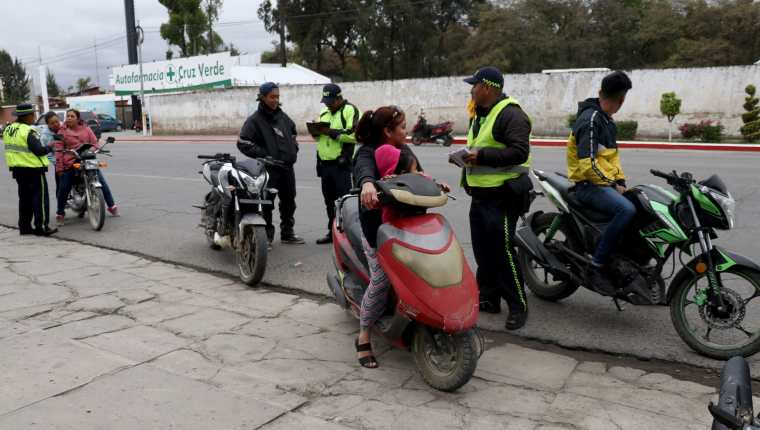 Varios motoristas son multados en Huehuetenango por no usar un casco protector y los documentos para circular. (Foto Prensa Libre: Mike Castillo)