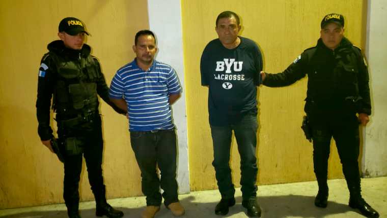 Marco Antonio Benegas Martínez de 42 años y Rodolfo Saúl Vindel Hernández de 56 son detenidos por agentes policiales por el delito de trata de personas. (Foto Prensa Libre: Mike Castillo)
