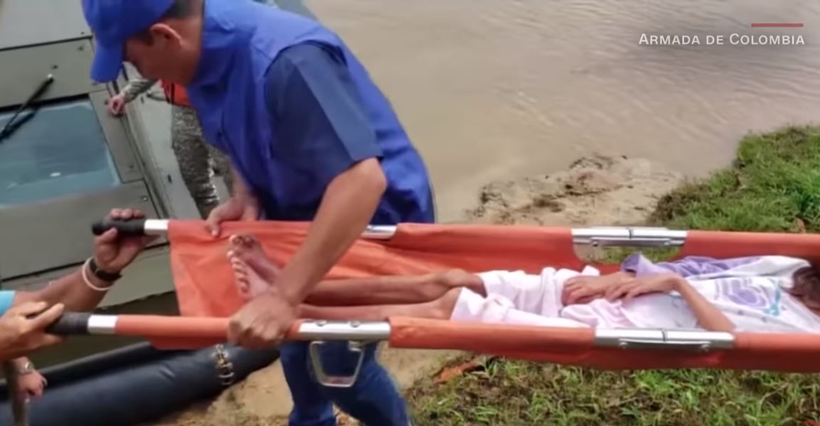 Integrantes de la Armada Nacional de Colombia rescatan a una mujer y sus tres hijos que estaban extraviados en la selva. (Imagen tomada de video de CNN).  