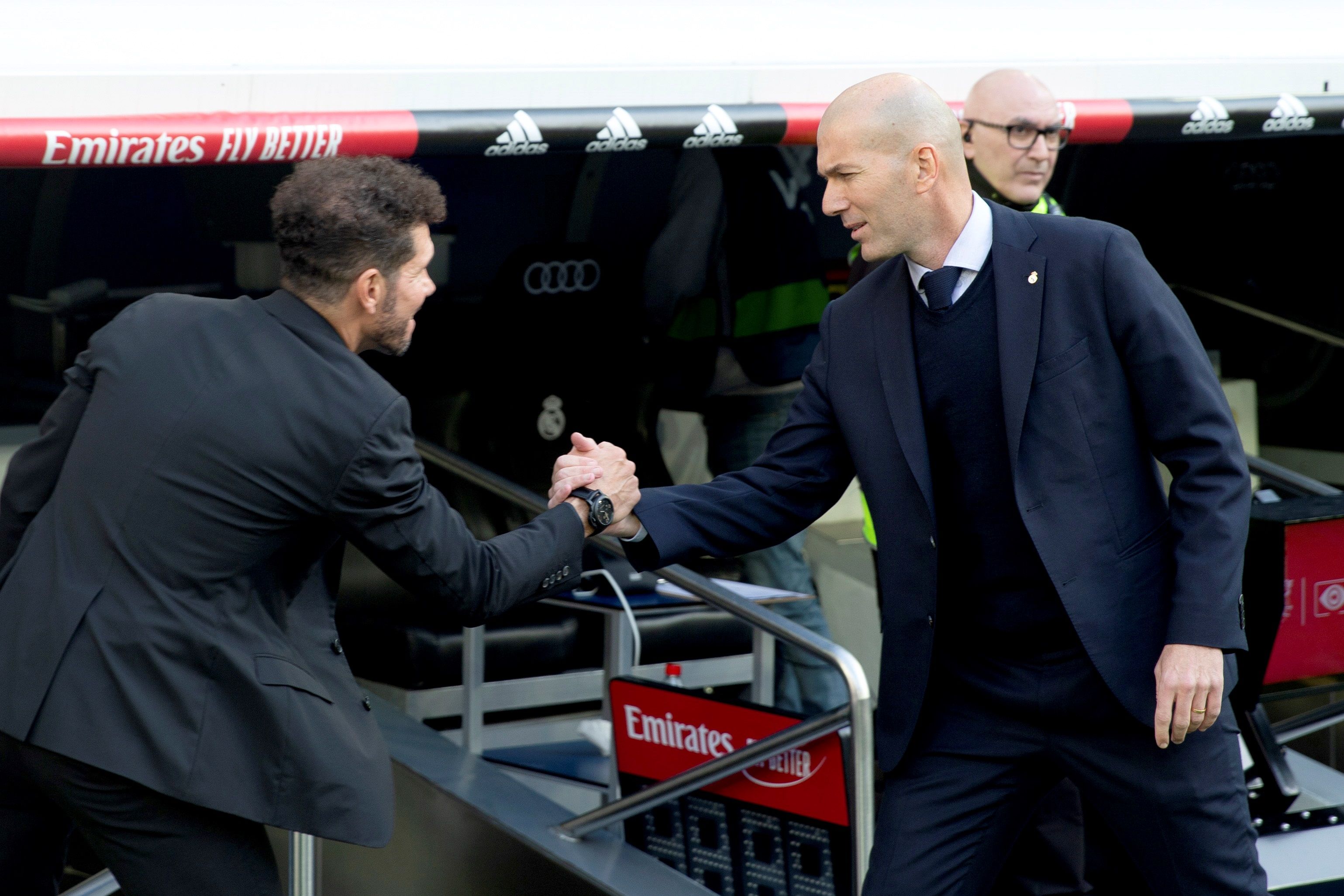 Zinedine Zidane se saluda con Diego Simeone en el derbi de Madrid. (Foto Prensa Libre: EFE)