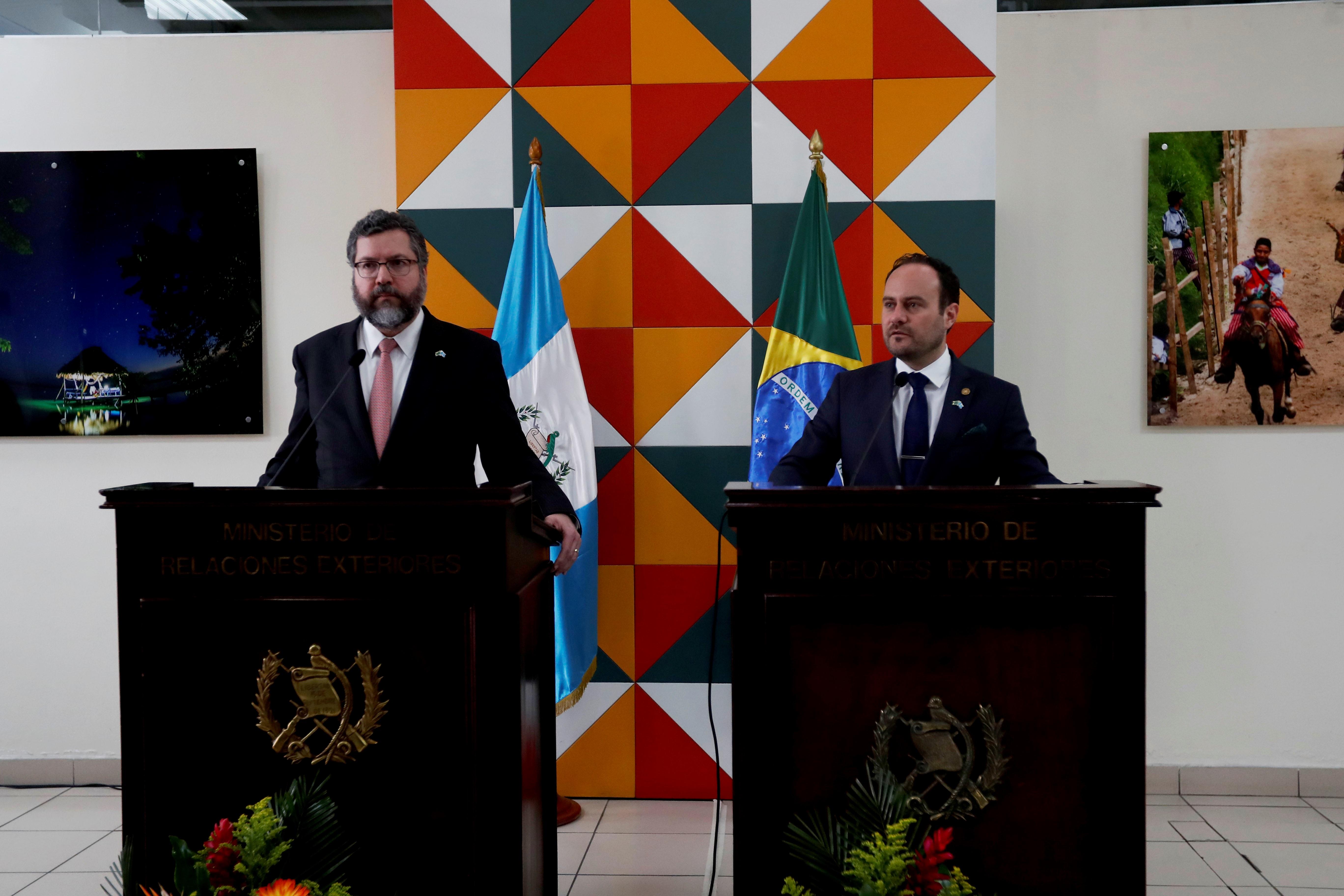 El ministro de Relaciones Exteriores de Guatemala, Pedro Brolo (a la derecha), y el canciller de Brasil, Ernesto Fraga Araujo (izquierda), se reunieron este miércoles 19 de febrero en Guatemala. (Foto, Prensa Libre: Efe).