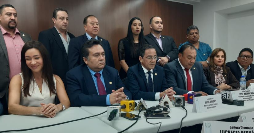 Autoridades informan acerca de la alerta por el coronavirus. (Foto Prensa Libre: Dulce Rivera)