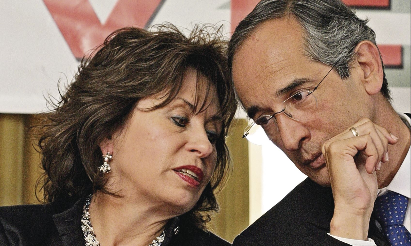 El presidente Alvaro Colom, en la firma de un acuerdo para instalar una mesa de diálogo en el 2011, junto a su entonces esposa Sandra Torres. (Foto Prensa Libre: Hemeroteca PL)
