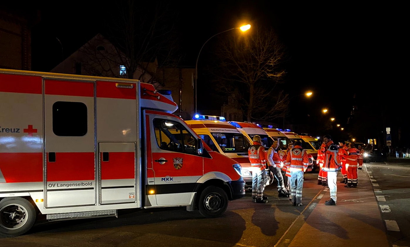 Varias ambulancias permanecen en los lugares de los ataques en Hanau. (Foto Prensa Libre: EFE)