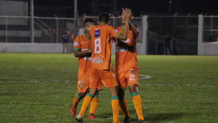Los jugadores de Siquinalá festejan el triunfo frente a los Pechoamarillo. (Foto Prensa Libre: Carlos Paredes)
