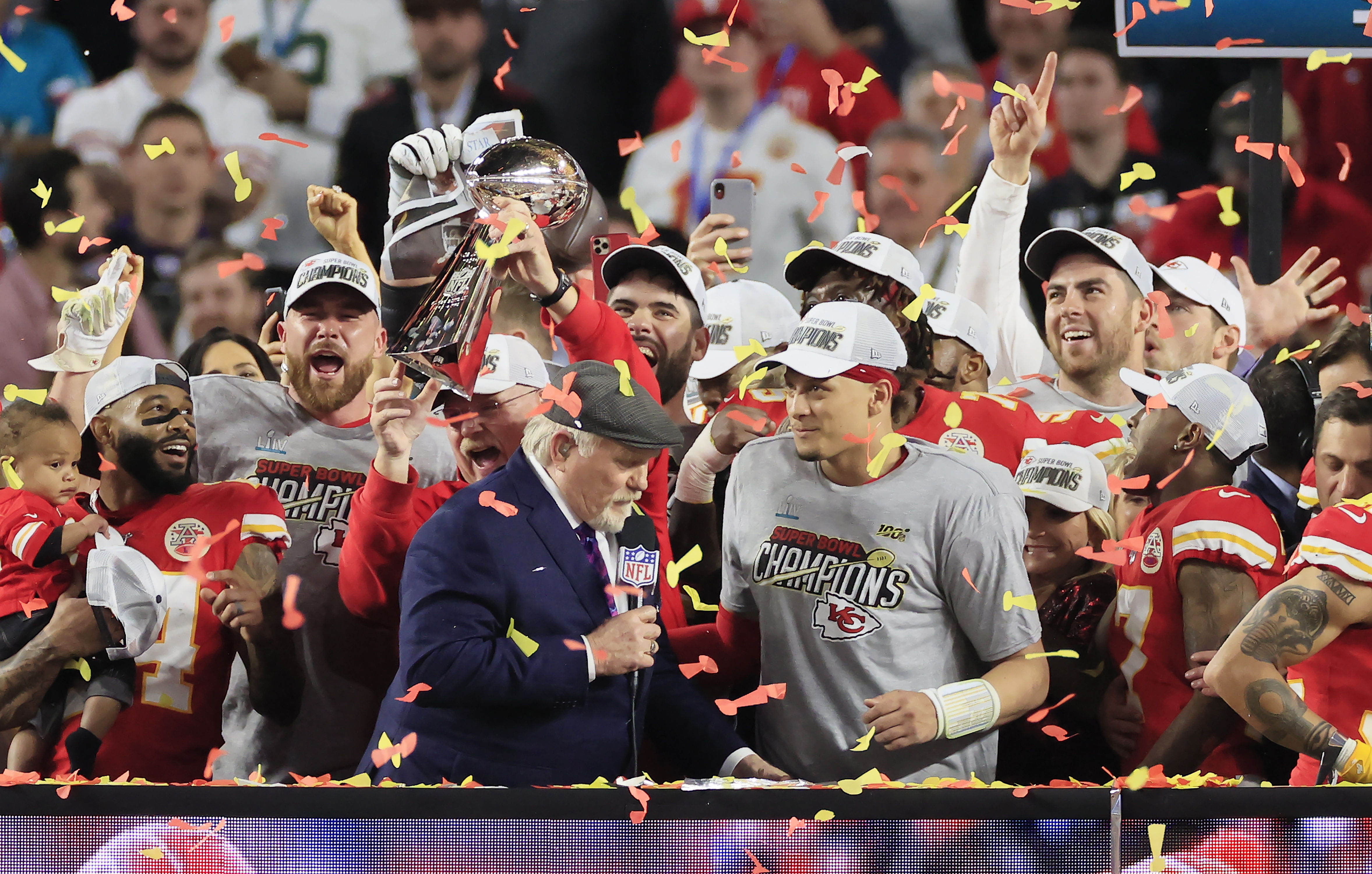 Kansas City Chiefs celebra con el trofeo Vince Lombardi después de vencer a los 49ers. (Foto Prensa Libre: EFE)