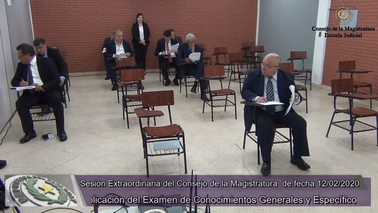 En el video se puede observar cómo los candidatos hablan entre sí en pleno examen. (Foto Prensa Libre: captura de pantalla)